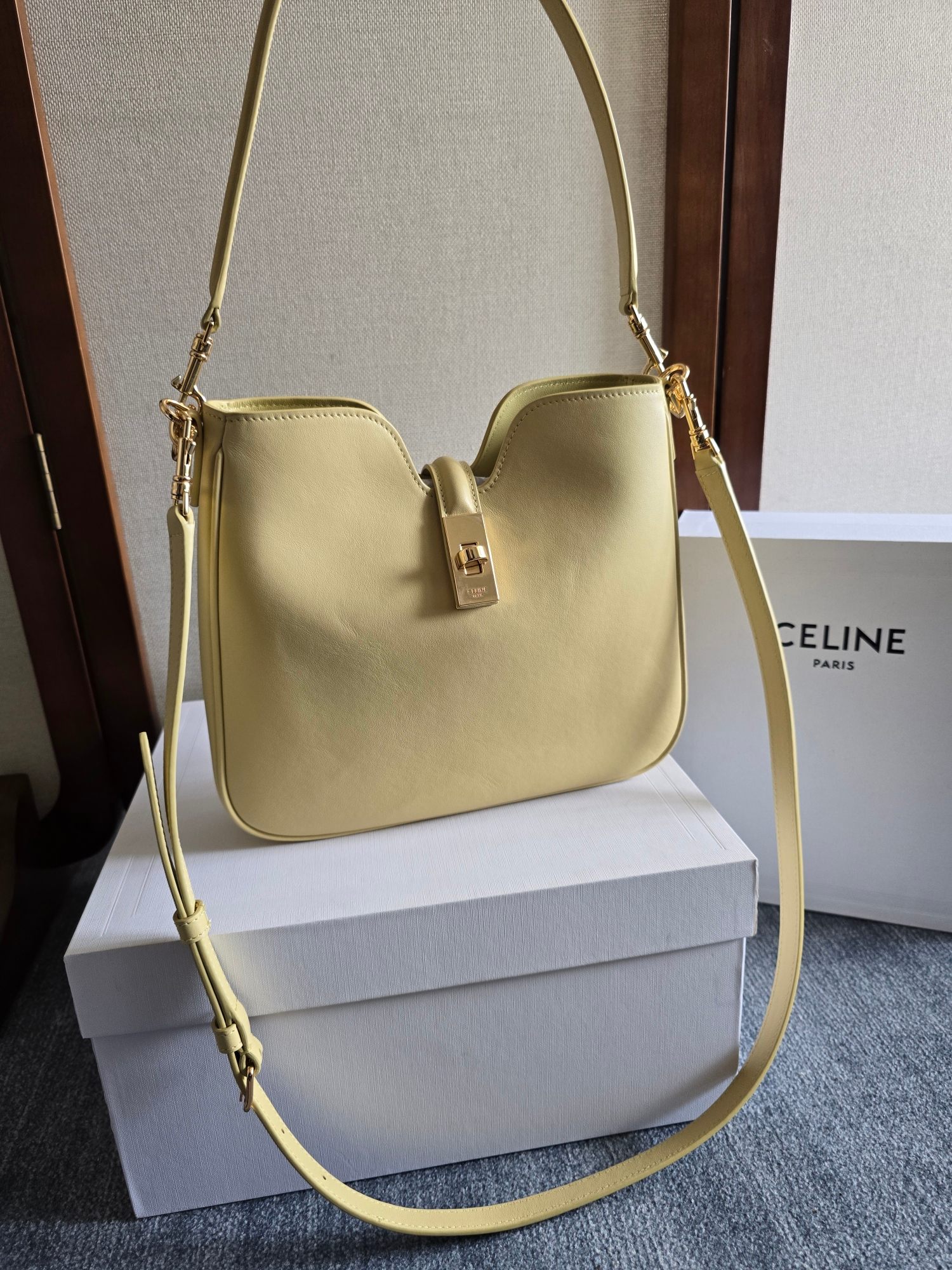 NO:338203,Genuine, original leather, new products, spot CE, new Camille 16 Soft CE camille model has quietly returned to its minimalist and elegant style. You can see from the latest 16 Soft new member of the Camille 16 Soft bag. This new design retains the iconic soft lines of the 16 Soft series, and outlines a casual sense of calmness with the Hobo outline, showing that this is not a bag that deliberately attracts attention, but wins people's hearts with its low-key and restrained charm. Camille 16 Soft  The bag is made of smooth calfskin, and the leather itself has a natural luster. The overall shape is smooth and unrestrained. The front of the bag is decorated with the brand's classic 16 metal lock buckle details. Without too much decoration, it can just show the taste. Camille 16 Soft is available in medium and small sizes. The colors range from calm black, classic tan to warm white to light yellow sand. Each tone echoes the brand's insistence on eternal aesthetics. As long as it is casually held on the hand, it has a effortless fashionable feeling. Holding shoulder and crossbody, rotary lock buckle opening and closing, 1 main compartment, 1 inner zipper pocket, with 1 removable shoulder strap and 1 removable adjustable shoulder strap. Model number 120693 Size 24.5×21.5×5, Celine, celine, cowhide19860909正品级 原厂皮 新品现货CE新推出的 Camille 16 Soft CE camille新款 悄悄回归极简优雅作派了,从最新推出的16 Soft 系列新成员Camille 16 Soft 包款 就能窥见一二,这款全新设计保留了16Soft 系列标志性的柔和线条,并以Hobo 轮廓勾勒出一种漫不经心的从容感,在在显示了这不是一款刻意吸引目光的包款,而是以低调内敛的魅力掳获人心. Camille 16 Soft 包款采用光滑小牛皮,皮革本身带有自然的光泽感,整体造型流畅又不失挺度,而包款正面饰有品牌经典的16金属锁扣细节,没有过多装饰,就能恰到好处地彰显品味. Camille 16 Soft 提供中号与小号两种尺寸,颜色从沉稳的黑色、经典的棕褐色,到温润的白色到浅黄沙色,每一种色调都呼应了品牌对永恒美学的坚持,只要随性挽在手上,就有着毫不费力的时髦感. 手提 肩背和斜挎 ,旋转锁扣开合 内设1个主隔层 1个内侧拉链口袋 配1条可拆卸手提肩背带和1条可拆卸调节长肩带 款号120693 尺寸24.5×21.5×5,赛琳,celine,cowhide,Bag