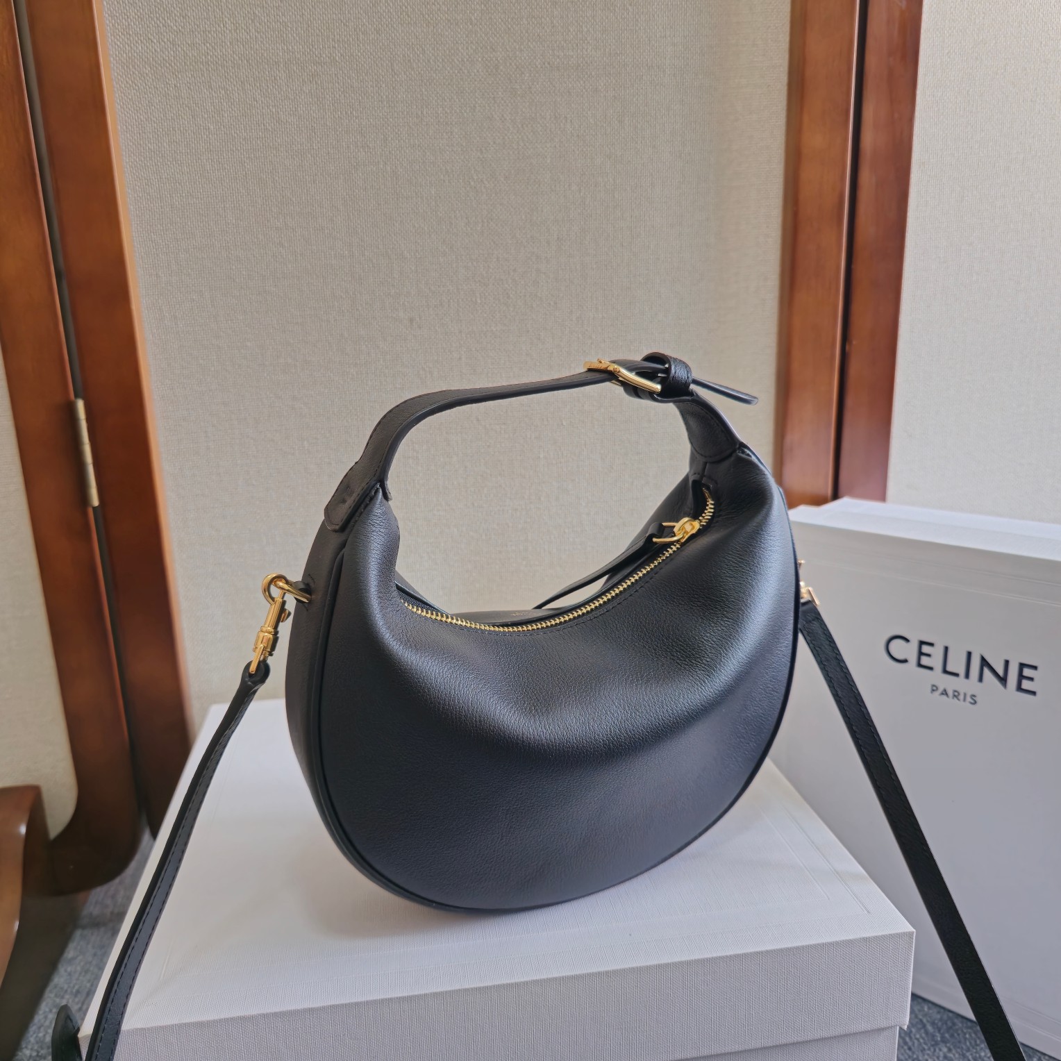 NO:210558,New products are launched, CE new Lulu bag. This time, the new Lulu bag was really amazing and was hit by this crescent bag. The high-end feeling is directly full of high-end. The bag is soft calfskin, which feels like it is in a rua cloud. The hardware is all old and retro style. When combined, the temperament takes off directly. The most amazing thing is this bag shape!  It can be salty, sweet, commuting, date, crossbody, and one shoulder. It is all super beautiful, and the capacity is completely enough for daily use. It is a noble lady when paired with a coat. It is very casual and casual with a sweatshirt. It is really versatile and has no friends!  Model number 120723 Color black (with original packaging) Size 21x24x5cm, Celine, Celine, Celine, hoodie, sweatshirts, cowhide19860909新品上线 ce新款lulu包 这次ce新出的lulu包真的绝了一眼就被这个月牙包击中,高级感直接拉满 包身是柔软的小牛皮 摸上去像是在rua云朵. 五金件都是做旧复古风 搭配起来气质直接起飞,最绝的是这个包型！ 可盐 可甜 可通勤 可约会 可斜挎 可单肩 ,都超好看,容量也完全够日常使用,搭配大衣就是贵妇本妇,配卫衣又很休闲随性,真的是百搭到没朋友！ 款号120723 颜色黑色（配原版包装） 尺寸21x24x5cm,赛琳celine,celine,celine,hoodie,sweatshirts,cowhide,Bag