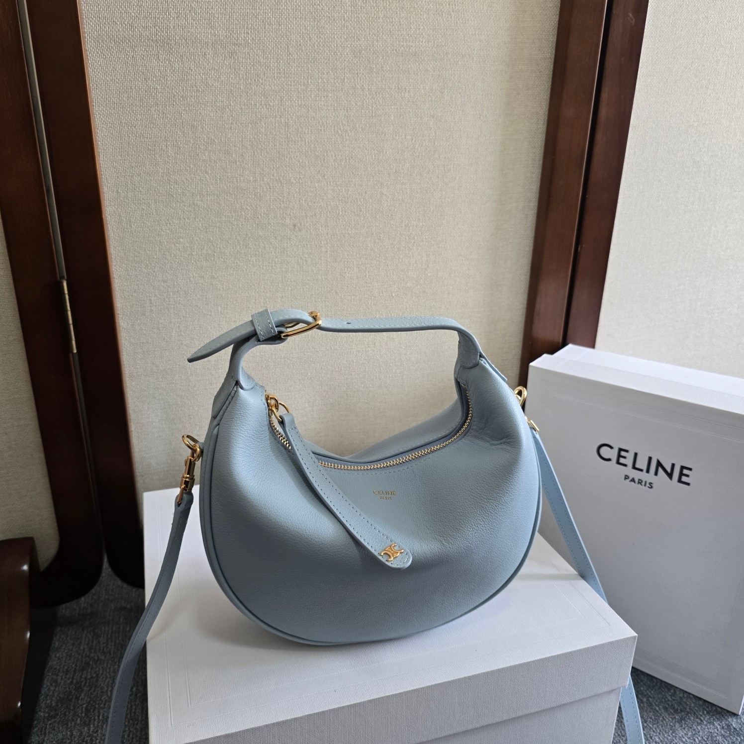 NO:210565,New products are launched, CE new Lulu bag. This time, the new Lulu bag was really amazing and was hit by this crescent bag. The high-end feeling is directly full of high-end. The bag is soft calfskin, which feels like it is in a rua cloud. The hardware is all old and retro style. When combined, the temperament takes off directly. The most amazing thing is this bag shape!  It can be salty, sweet, commuting, date, crossbody, and one shoulder. It is all super beautiful, and the capacity is completely enough for daily use. It is a noble lady when paired with a coat. It is very casual and casual with a sweatshirt. It is really versatile and has no friends!  Model number 120723 Color ice blue (with original packaging) Size 21x24x5cm, Celine, celine, celine, celine, hoodie, sweatshirts, cowhide19860909新品上线 ce新款lulu包 这次ce新出的lulu包真的绝了一眼就被这个月牙包击中,高级感直接拉满 包身是柔软的小牛皮 摸上去像是在rua云朵. 五金件都是做旧复古风 搭配起来气质直接起飞,最绝的是这个包型！ 可盐 可甜 可通勤 可约会 可斜挎 可单肩 ,都超好看,容量也完全够日常使用,搭配大衣就是贵妇本妇,配卫衣又很休闲随性,真的是百搭到没朋友！ 款号120723 颜色冰蓝（配原版包装） 尺寸21x24x5cm,赛琳celine,celine,celine,hoodie,sweatshirts,cowhide,Bag