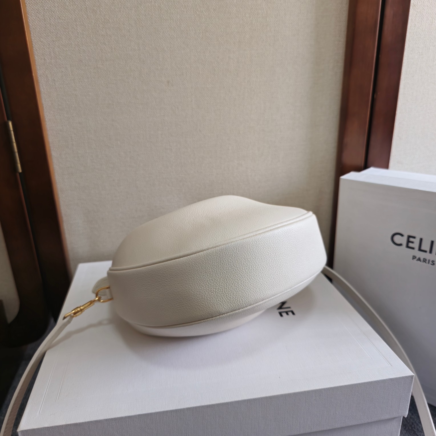 p680。 新品上线🅰️🅰️ ce新款lulu包
这次ce新出的lulu包真的绝了一眼就被这个月牙包击中，高级感直接拉满🕶️
包身是柔软的小牛皮 摸上去像是在rua云朵. 五金件都是做旧复古风 搭配起来气质直接起飞，最绝的是这个包型！
可盐 可甜 可通勤 可约会 可斜挎 可单肩 ，都超好看，容量也完全够日常使用，搭配大衣就是贵妇本妇，配卫衣又很休闲随性，真的是百搭到没朋友！♻️
款号：120723
颜色：白色（配原版包装）
尺寸：21x24x5cm