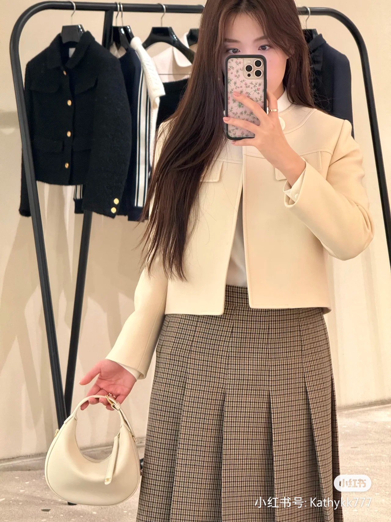 NO:210540,CELINE | White LuLu milk is soft and soft glutinous CELINE white Lulu is a good choice for spring and summer. The soft top layer full grain cowhide feels soft and glutinous. The capacity of the small water cup of mobile phone is simply beautiful and easy to use and can be cross-body, Celine, celine, celine, cowhide19860909CELINE|白色LuLu奶呼呼软糯糯CELINE白色Lulu简直是春夏佳选 柔软的头层全粒面牛皮手感软糯放手机小水杯的容量 简直是又好看又好用还能斜挎,赛琳celine,celine,celine,cowhide,Bag