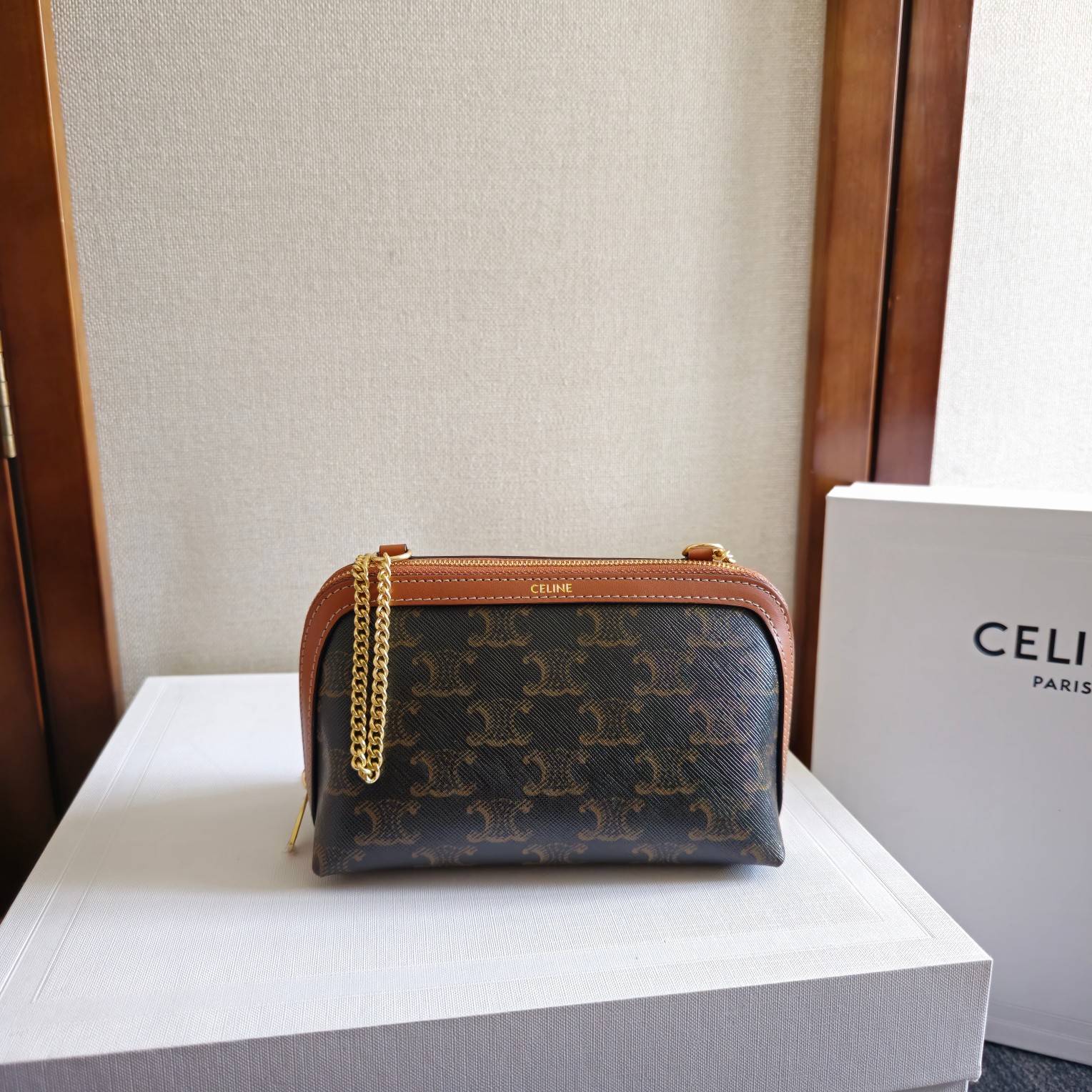 NO:207672,Season TRIOMPHE new product mix and match sheepskin chain bag super fine gold wire embroidery One main compartment/chain locking model number 101382 flower material/brown Size 16-11 (with original packaging), Celine, celine, celine, sheepskin19860909当季TRIOMPHE新品混搭羊皮链条包超级精细的金丝刺绣 一个主打隔层/链条锁闭款 款号101382 花料/棕 尺寸16-11（配原版包装）,赛琳celine,celine,celine,sheepskin,Bag