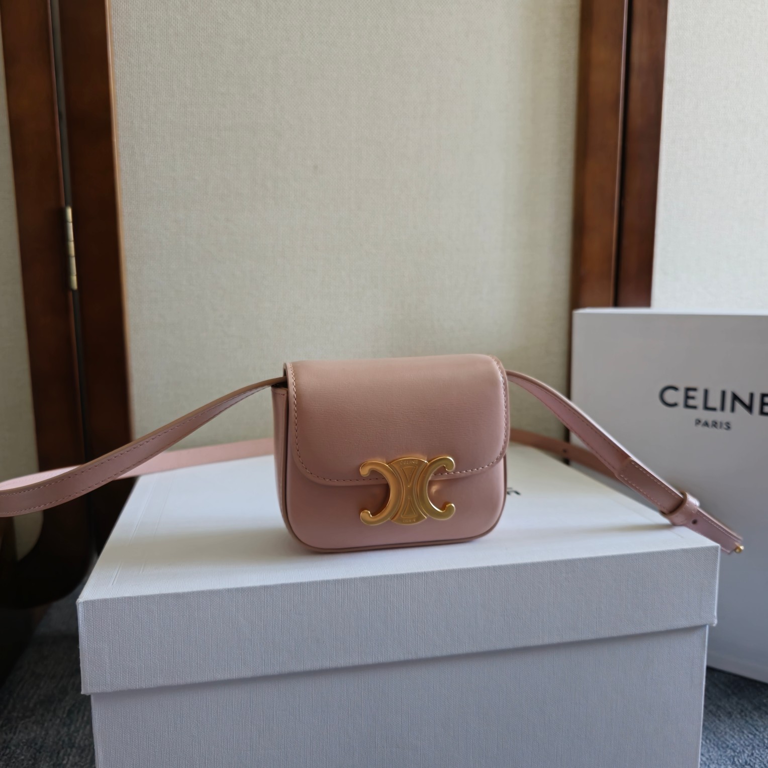 NO:208662,(All steel hardware) CELINE new mini (headphone bag) C family has released small bags this year, but this season Cline mini is cute and must-have. Although the small package is not particularly large, it has a critical hit. Cute and critical hit is not generous. The shoulder straps can be adjusted. The absolute return rate of commuting and going out is 100%. The main reason is that tall and small people can have lipstick, powder, key number 101512. Size 11×4×8. Celine, christian louboutin, celine, celine, chanel19860909（全钢五金） CELINE 新品mini（耳机包）C家这一年陆续出的小包但这一季Cline mini可可爱爱必收、虽然小包容量不是特别大、但是颜值暴击,可爱暴击又不是大方、肩带可以调节、通勤出街绝对回头率百分百,主要是高个子小个子都容量可以装口红,粉饼,钥匙款号101512 尺寸11×4×8,赛琳celine,christian louboutin,celine,celine,chanel,Bag