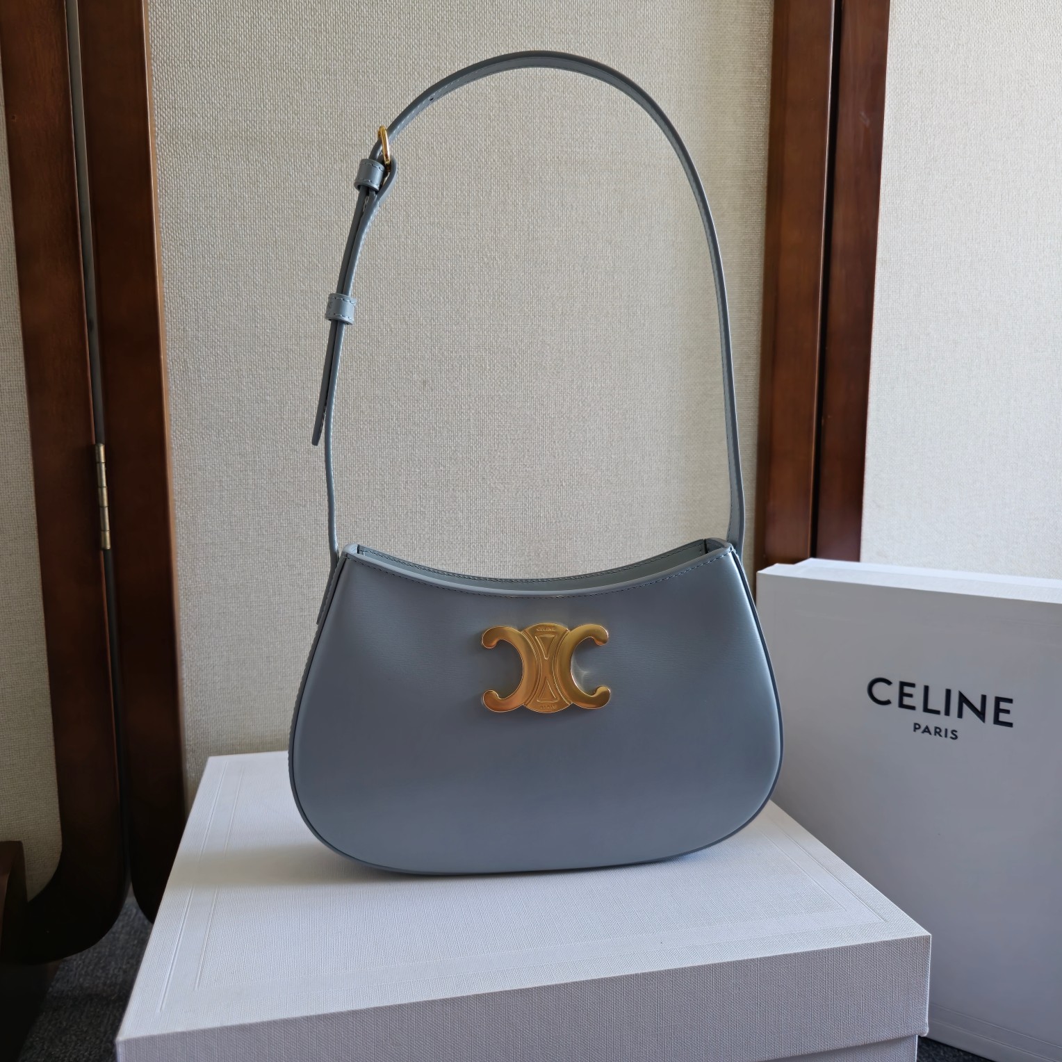 NO:208682,CELIN_E ｜ TILLY medium-sized shiny cowhide bag The new 24s spring product is here!  New Year limited edition latest underarm bags are available in stock~ The latest rounded shoulder bag continues the tone of CELINE CROQUE handbags. This minimalist handbag is decorated with TRIOMPHE metal trim, exquisite and sweet, with the essence of French petty bourgeoisie~ I can't put down the inner main compartment, which can put down mobile phones, car keys, cosmetics, tissues and other exquisite girls' first choice cowhide leather, sheep leather lining, gold finish, shoulder back, zipper closure, 1 main compartment, 1 inner flat pocket, adjustable shoulder strap, minimum length 21.5 cm, maximum length 28 cm Size 22 X 13.5 X 4 cm Number 115703, Celine, celine, celine, mido, shoulder  bags,cowhide,sheepskin19860909CELIN_E ｜ TILLY中号亮泽牛皮革手袋 24s春季新品来啦！新年限量款 最新腋下包现货发售～ 最新的圆润造型单肩包延续CELINE CROQUE手袋的调性,这款极简主义手袋饰有TRIOMPHE金属饰件,精致又带有甜美度极具法式小资精髓～一整个爱不释手 内里一个主隔层,可放下手机、车钥匙、化妆品、纸巾等精致女孩的首选 牛皮革,羊皮革衬里,金色饰面,肩背,拉链开合,1个主隔层,1个内侧扁平口袋,可调节肩带,最小长度21.5厘米,最大长度28厘米 尺寸22 X 13.5 X 4厘米 编号115703,赛琳celine,celine,celine,mido,shoulder bags,cowhide,sheepskin,Bag