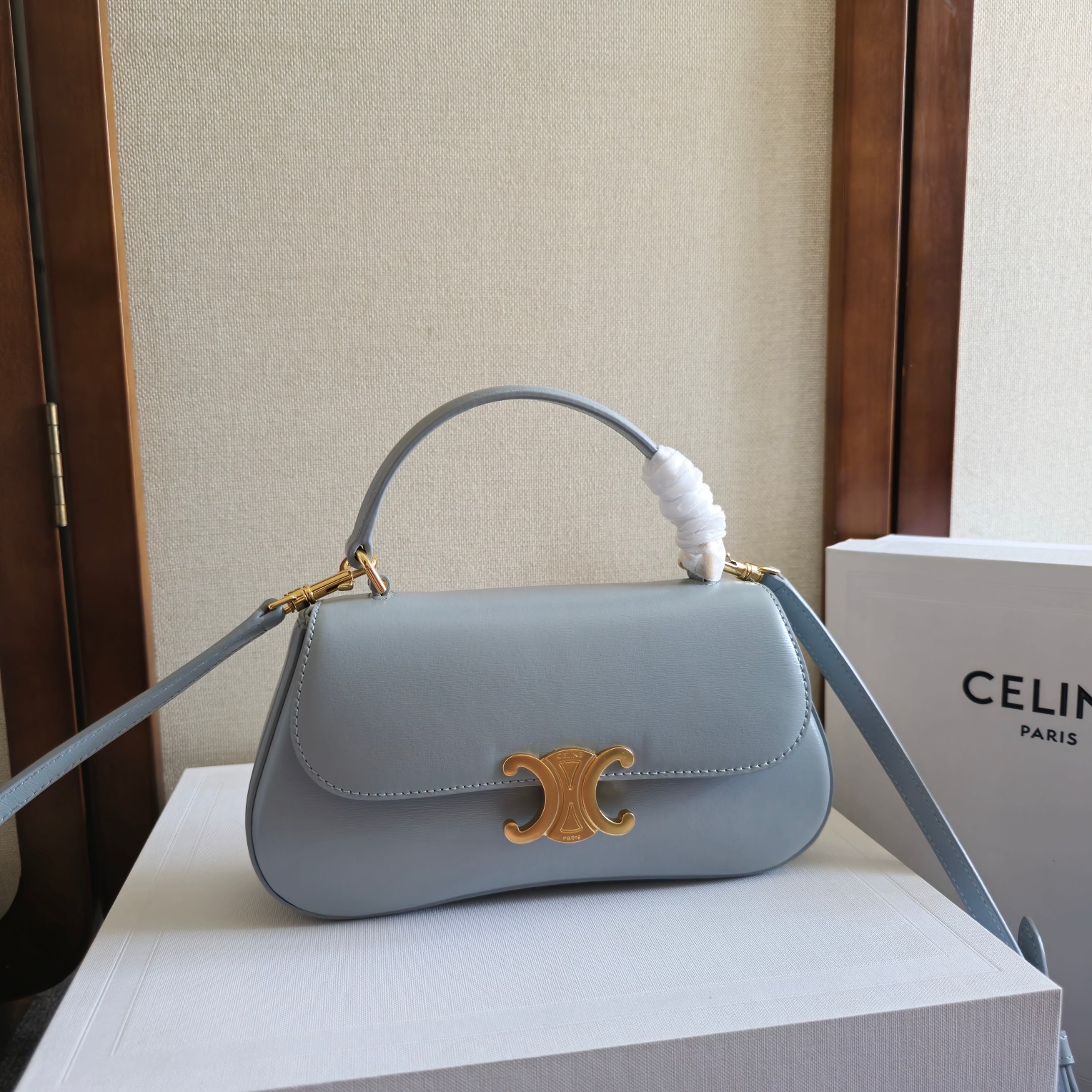 NO:208685,Celine New TEEN LOLA Glossy Cowhide Leather Handbag Cowhide Sheepskin Lining Handle, Shoulder and Crossbody TRIOMPHE Snap closure 1 Inner compartment 1 Inner flat pocket Leather handle 3 inches (7 cm) Removable and adjustable shoulder strap, minimum length 19 inches (47.5 cm), maximum length 22.5 inches (57 cm) Model number 119533 g (with original packaging) Size 20x11.5x5cm, Celine, celine, celine, cowhide, sheepskin19860909Celine新款 TEEN LOLA亮泽牛皮革手袋 牛皮革 羊皮革衬里 手提、肩背和斜挎 TRIOMPHE按扣开合 1个内侧隔层 1个内侧扁平口袋 皮革提手长3英寸（7厘米） 可拆卸和可调节肩带,最小长度19英寸（47.5厘米）,最大长度22.5英寸（57厘米） 款号119533克色（配原版包装） 尺寸20x11.5x5cm,赛琳celine,celine,celine,cowhide,sheepskin,Bag