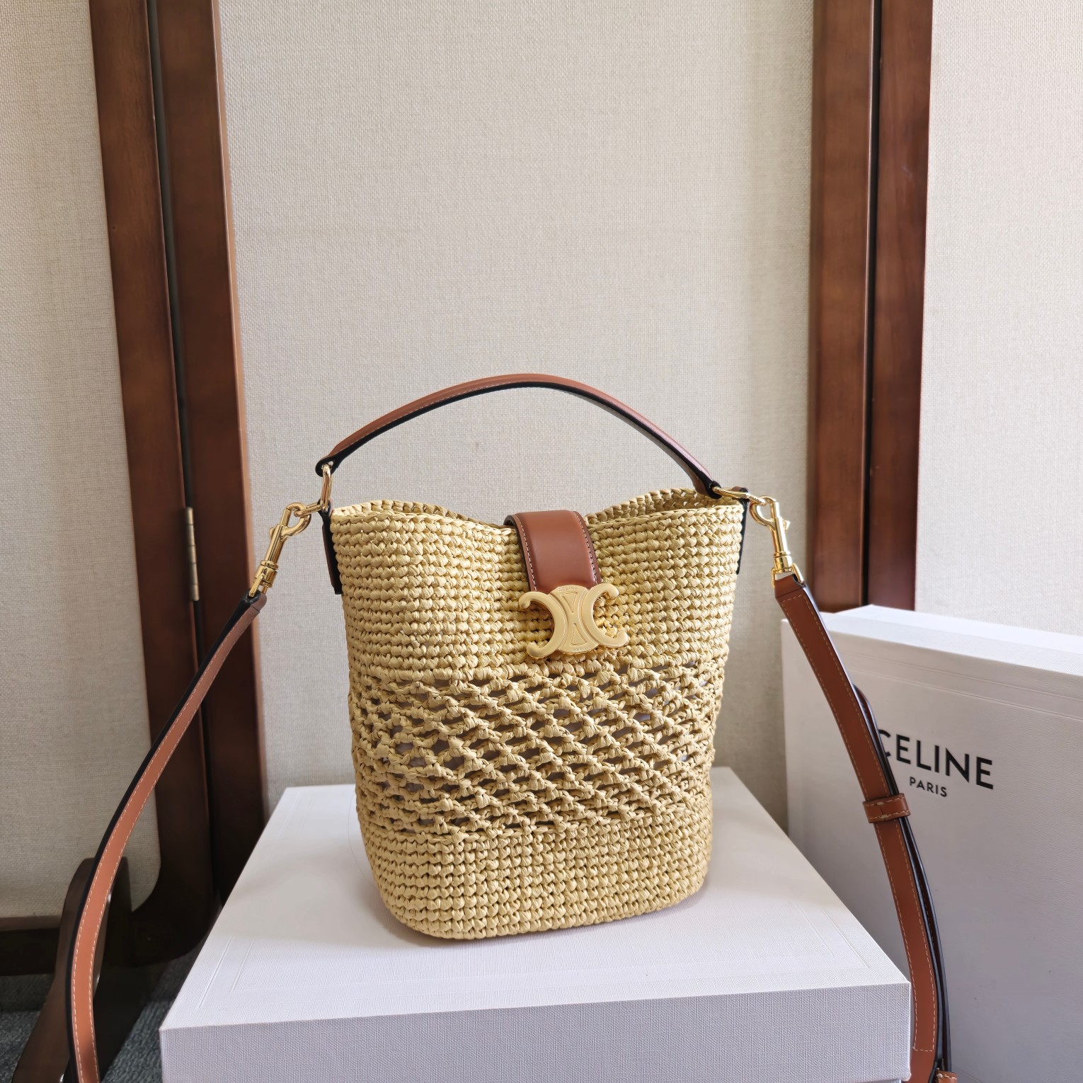 NO:213594,~ New product ~ Online ce New woven model ~ Small bucket bag 6.3 x7.5x4.7 inches (16 x 19 x 12 cm) Plant material, cowhide leather edge unlined gold finish Hand, shoulder and crossbody Leather flip, triomphe magnetic buckle 1 main compartment 1 leather handle, length 2.76 inches (7 cm) Removable and adjustable shoulder strap, minimum length 19 inches (48 cm), maximum length 21 inches (53.5 cm) Model number: 119173 (original packaging), Celine, celine, celine, cowhide19860909～ 新品～上线  ce 新款编织款～小号 水桶包 6.3 x7.5x4.7英寸( 16 x 19 x 12 厘米 )植物材料,牛皮革包边无衬里金色饰面 手提、肩背和斜挎 皮革翻盖,配triomphe磁扣1个主隔层 1个皮革提手,长度2.76英寸(7厘米) 可拆卸和可调节肩带,最小长度19英寸(48厘米),最大长度21英寸(53.5厘米) 款号:119173（原版包装）,赛琳celine,celine,celine,cowhide,Bag