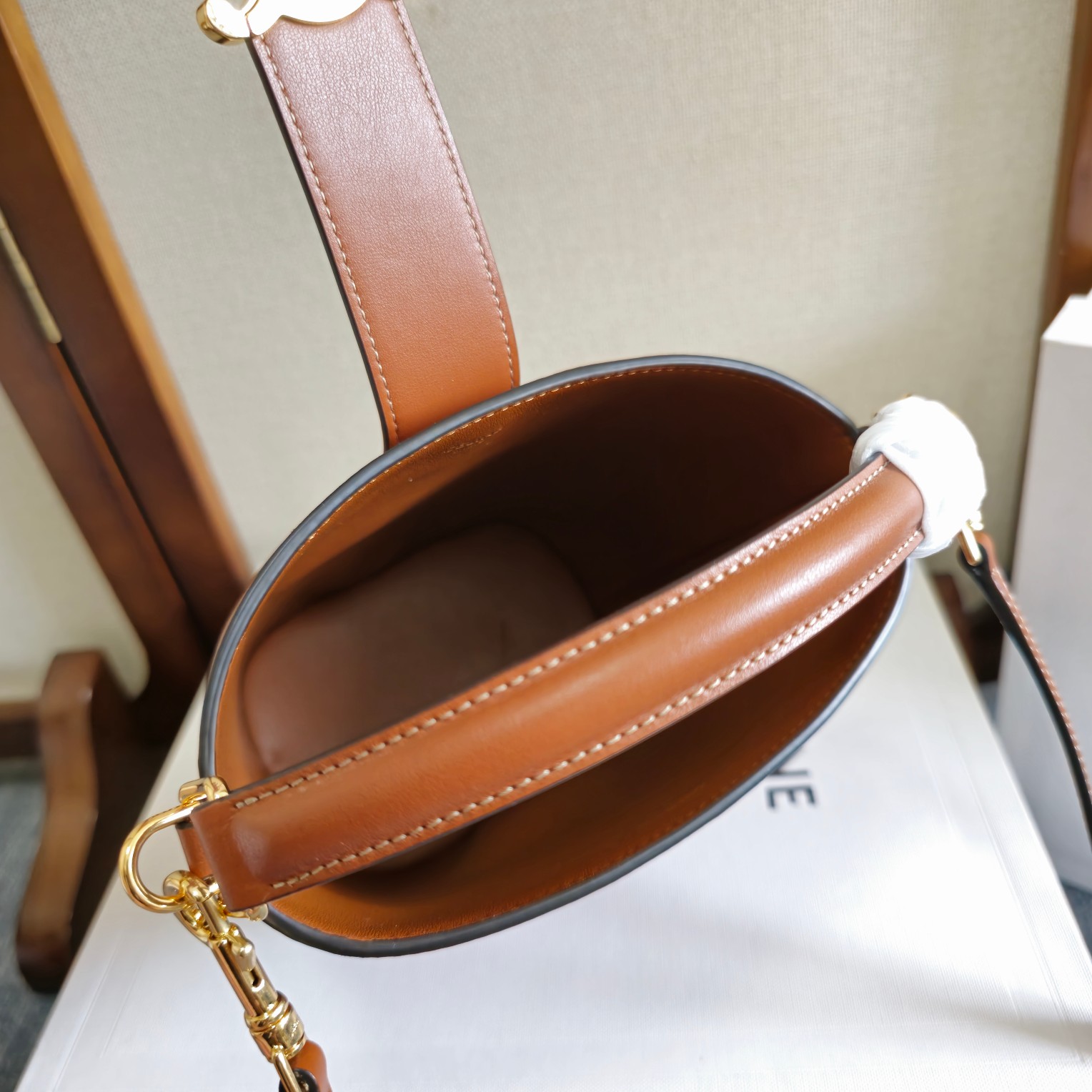 p680。 新品上线🅰️🅰️ CE家新款mini桶包 
e 采用光泽细腻的小牛皮塑造洗练流畅的水桶廓型，深邃背景烘托精巧闪亮的金色Triomhe凯旋徽标 ，呈现轻松随性气质 ，手袋配置手提和可拆卸肩带，容量非常可观 日常通勤 出差 办公完全无压力🤎 
款号：101473
颜色：棕色
尺寸：13.5x16x10cm
（配原版包装）