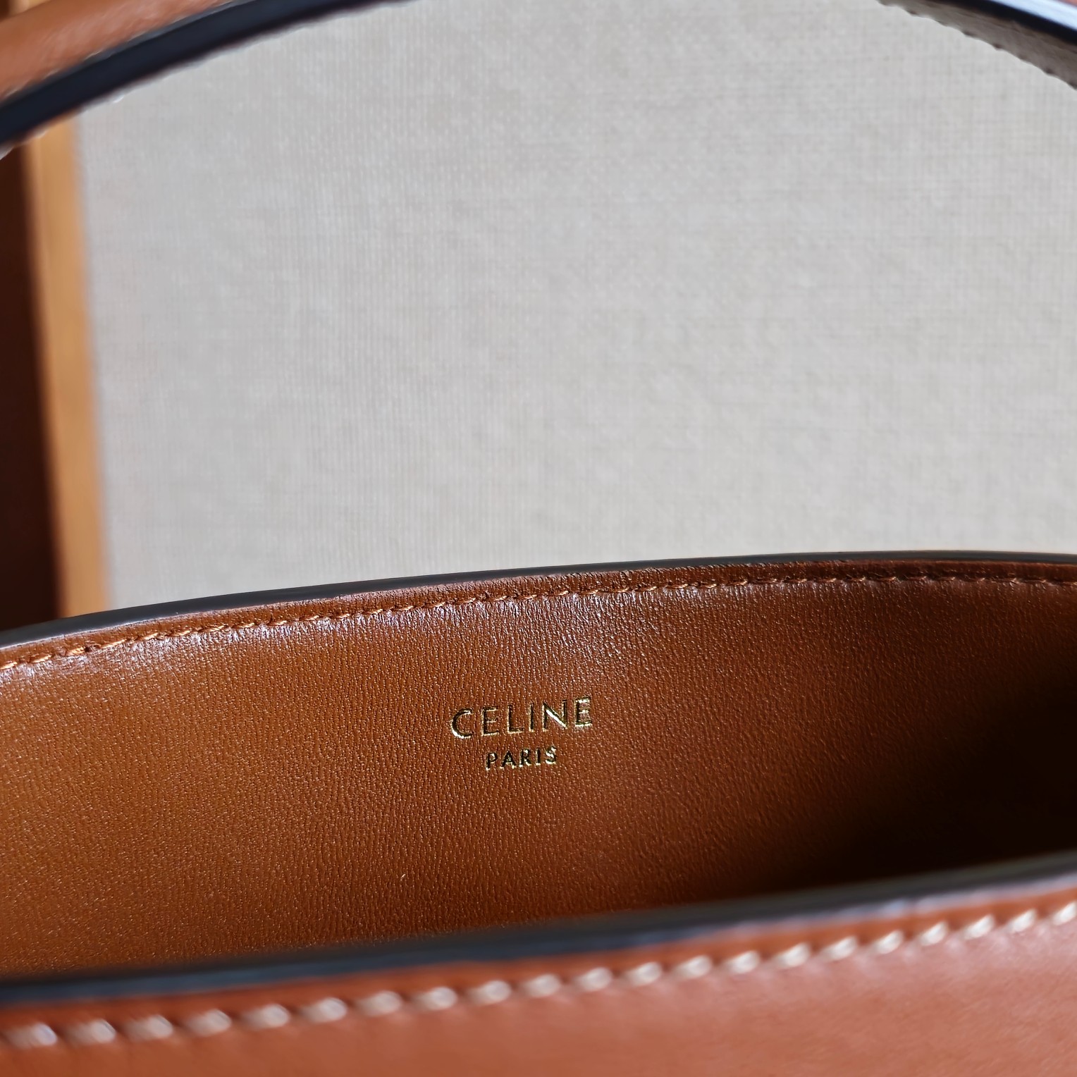 p680。 新品上线🅰️🅰️ CE家新款mini桶包 
e 采用光泽细腻的小牛皮塑造洗练流畅的水桶廓型，深邃背景烘托精巧闪亮的金色Triomhe凯旋徽标 ，呈现轻松随性气质 ，手袋配置手提和可拆卸肩带，容量非常可观 日常通勤 出差 办公完全无压力🤎 
款号：101473
颜色：棕色
尺寸：13.5x16x10cm
（配原版包装）