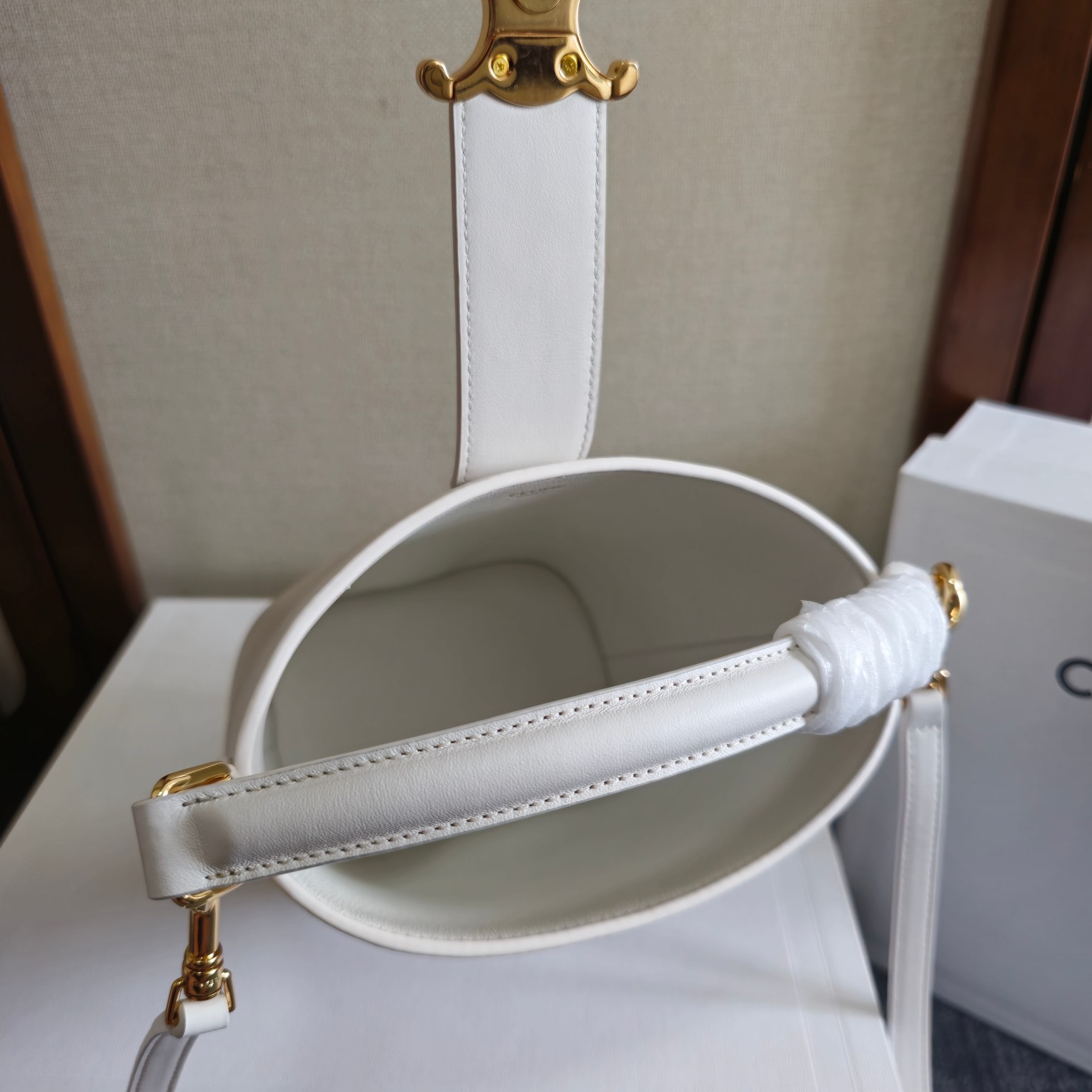 p680。 新品上线🅰️🅰️ CE家新款mini桶包 
e 采用光泽细腻的小牛皮塑造洗练流畅的水桶廓型，深邃背景烘托精巧闪亮的金色Triomhe凯旋徽标 ，呈现轻松随性气质 ，手袋配置手提和可拆卸肩带，容量非常可观 日常通勤 出差 办公完全无压力🤎 
款号：101473
颜色：白色
尺寸：13.5x16x10cm
（配原版包装）