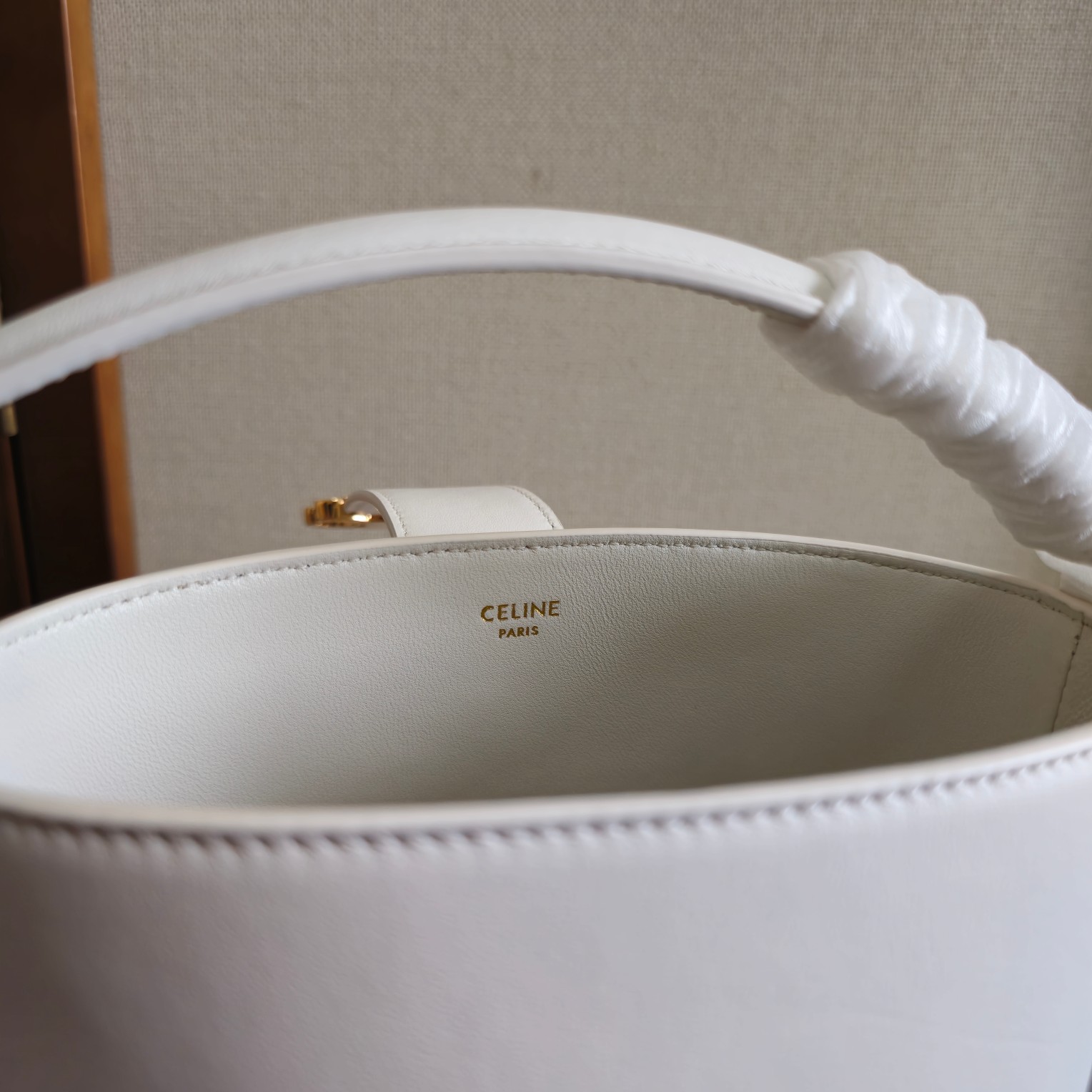 p680。 新品上线🅰️🅰️ CE家新款mini桶包 
e 采用光泽细腻的小牛皮塑造洗练流畅的水桶廓型，深邃背景烘托精巧闪亮的金色Triomhe凯旋徽标 ，呈现轻松随性气质 ，手袋配置手提和可拆卸肩带，容量非常可观 日常通勤 出差 办公完全无压力🤎 
款号：101473
颜色：白色
尺寸：13.5x16x10cm
（配原版包装）