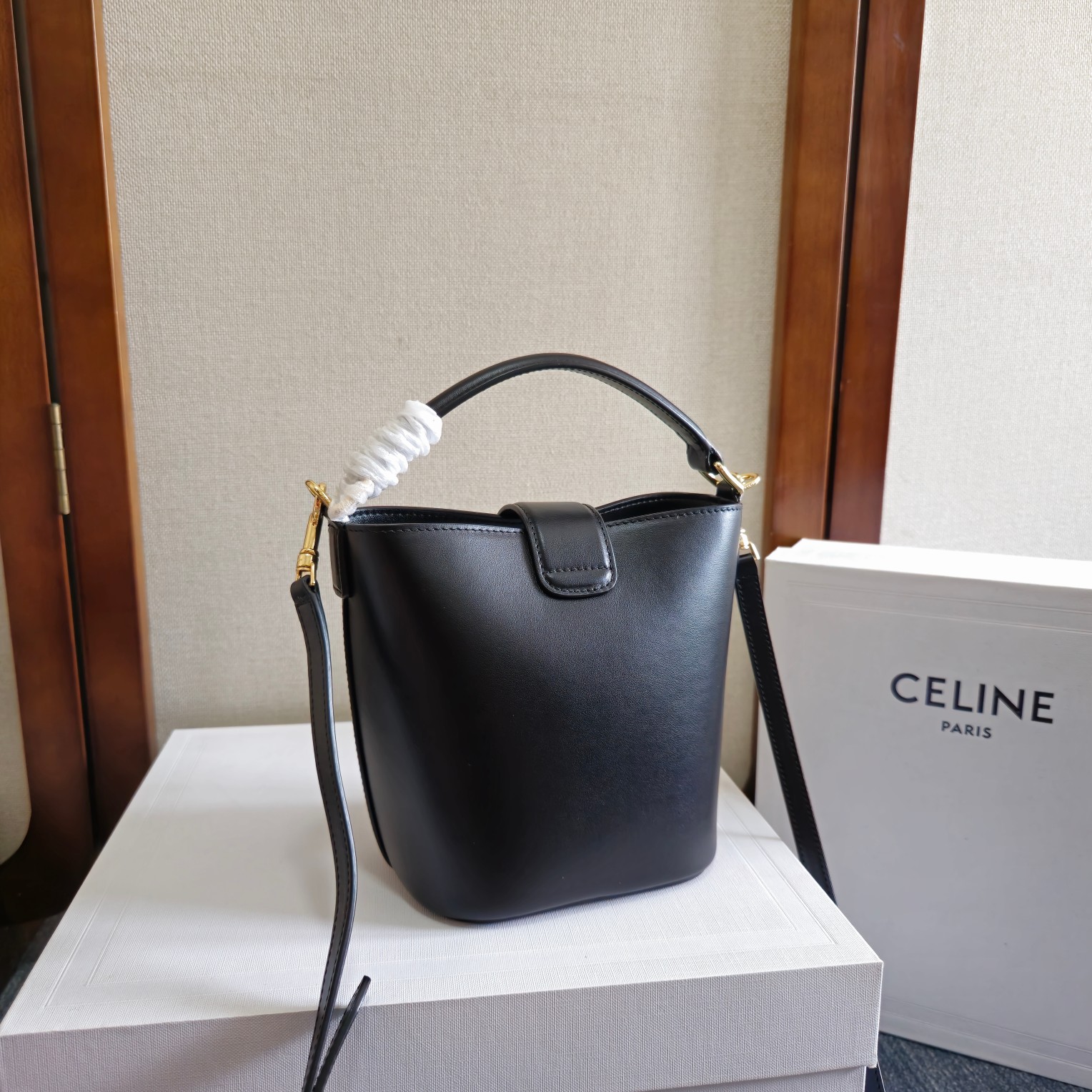 p680。新品上线🅰️🅰️ CE家新款mini桶包 
e 采用光泽细腻的小牛皮塑造洗练流畅的水桶廓型，深邃背景烘托精巧闪亮的金色Triomhe凯旋徽标 ，呈现轻松随性气质 ，手袋配置手提和可拆卸肩带，容量非常可观 日常通勤 出差 办公完全无压力🤎 
款号：101473
颜色：克色
尺寸：13.5x16x10cm
（配原版包装）