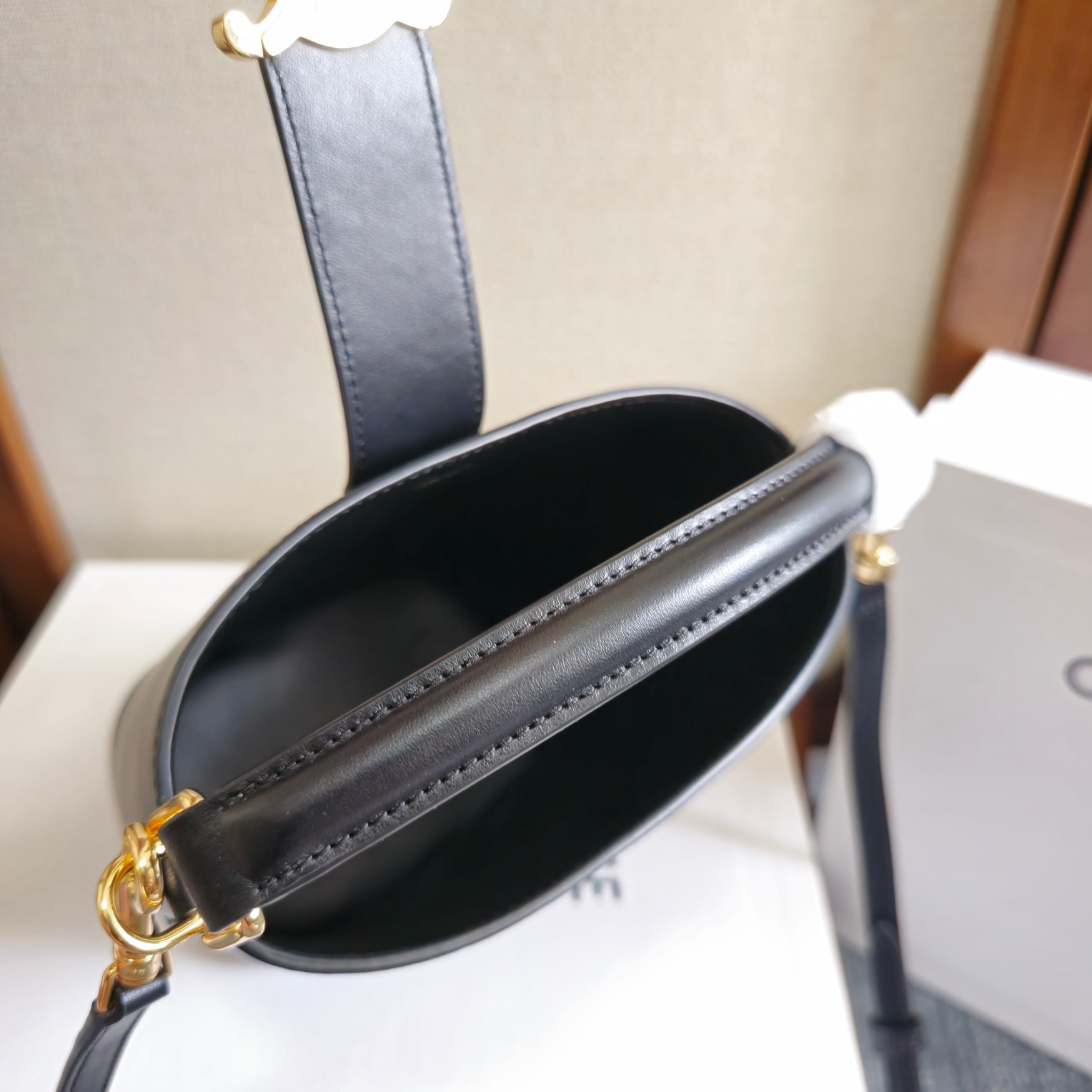 p680。新品上线🅰️🅰️ CE家新款mini桶包 
e 采用光泽细腻的小牛皮塑造洗练流畅的水桶廓型，深邃背景烘托精巧闪亮的金色Triomhe凯旋徽标 ，呈现轻松随性气质 ，手袋配置手提和可拆卸肩带，容量非常可观 日常通勤 出差 办公完全无压力🤎 
款号：101473
颜色：克色
尺寸：13.5x16x10cm
（配原版包装）