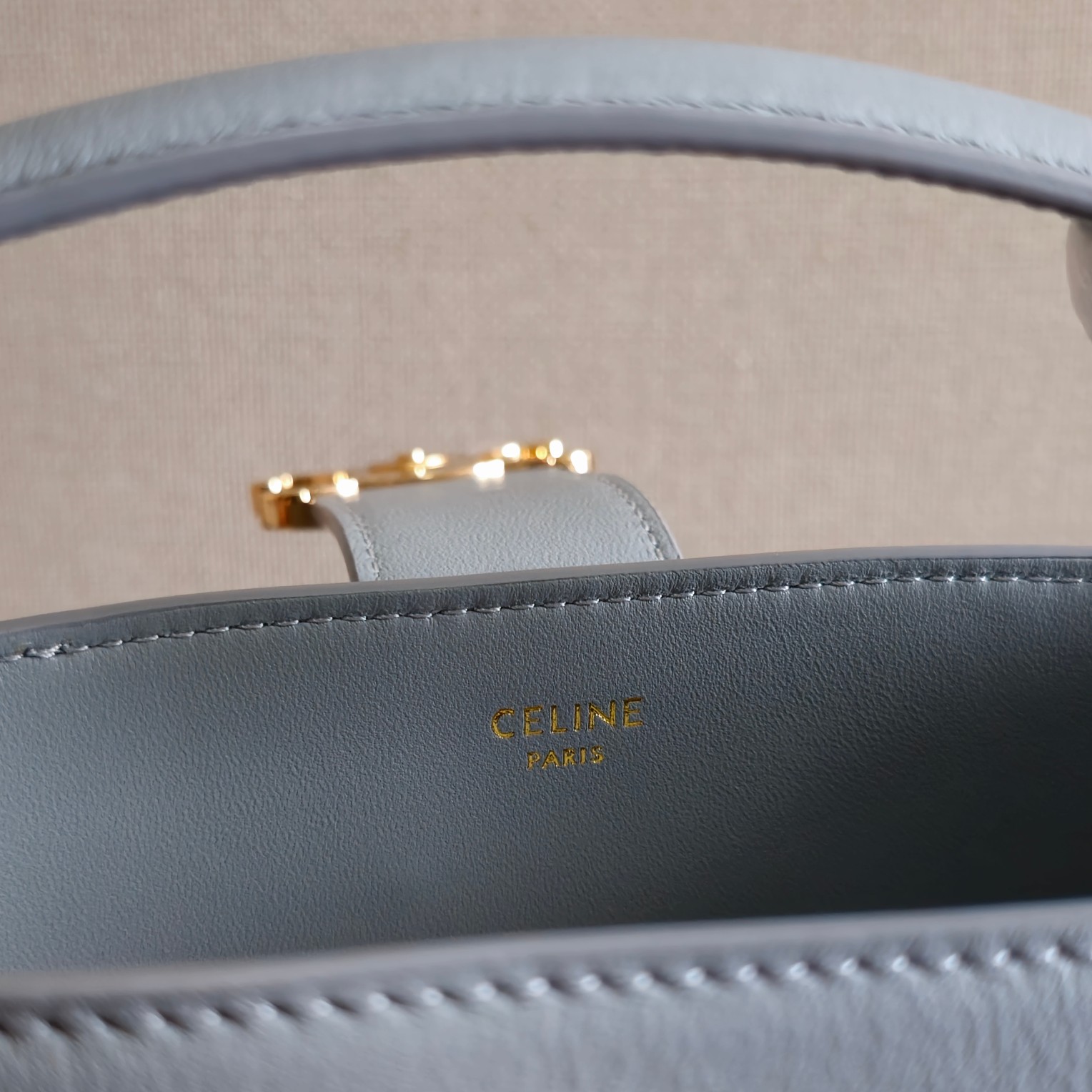 p680。 新品上线🅰️🅰️ CE家新款mini桶包 
e 采用光泽细腻的小牛皮塑造洗练流畅的水桶廓型，深邃背景烘托精巧闪亮的金色Triomhe凯旋徽标 ，呈现轻松随性气质 ，手袋配置手提和可拆卸肩带，容量非常可观 日常通勤 出差 办公完全无压力🤎 
款号：101473
颜色：冰蓝
尺寸：13.5x16x10cm
（配原版包装）