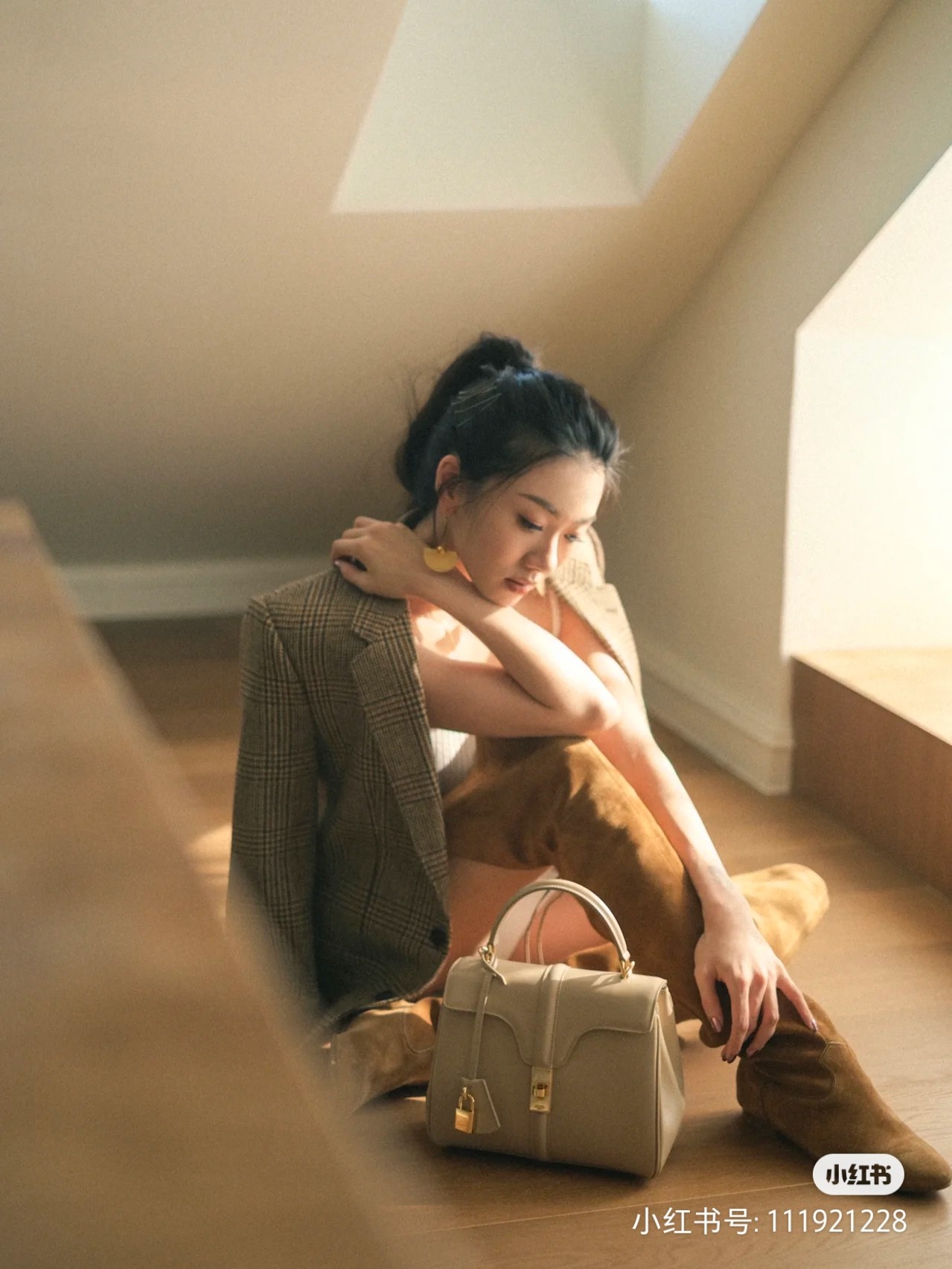 NO:210613,CELINE New | Snow White in the Bag Industry Limited White 16 Handbag from CELINE 25 Early Spring, noble, exquisite and exquisite appearance. Its production process is complex, and only experienced craftsmen can master the technology of flipping the back seam of this handbag., Celine, celine, celine19860909CELINE上新|包界的白雪公主 来自CELINE 25早春的限定米白色16手袋 高贵、精致考究的外型.其制作工序复杂,只有经验丰富的工艺师才能掌握这款手袋背缝翻转的技术.,赛琳celine,celine,celine,Bag