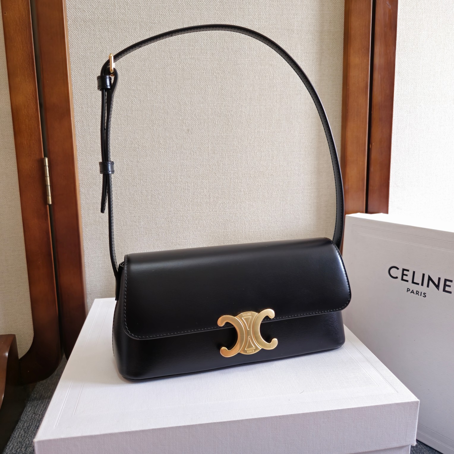 NO:210636,New product launches CE New shoulder bag 25 CE New cowhide leather back bag, both high-end and French, the perfect bag shape in mind, unique decoration, balances between gloss and transparency, simple and graceful, continuing the slender baguette shape of the Tromphe shoulder bag, the highlight is the design of the bag with a narrow top and wide bottom, adding a touch of pretty temperament, and the metal Arc de Triomphe buckle in the middle is quite recognizable!  Large capacity and strong styling, shoulder and back adjustment straps Model number 120553 Color and gram Size 24x8x11.5cm (with original packaging), Celine, celine, celine, backpacks, cowhide19860909新品上线 CE 新品肩背包 25 CE New 牛皮革背袋 高级感法式两不误 ,心目中的完美包型 , 独特的润饰 在亮泽和通透感之间取得均衡 简洁而优美 ,延续Tromphe肩背包的修长法棍包廓形 ,亮点是包型上窄下宽的设计 ,添一丝俏丽气质 ,中间金属凯旋门包扣颇有辨识度 ！ 容量大 造型感也强,肩背 调节肩带 款号120553 颜色克色 尺寸24x8x11.5cm（配原版包装）,赛琳celine,celine,celine,backpacks,cowhide,Bag