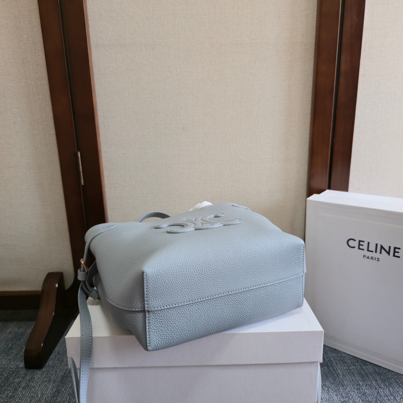 p720。 新品上线🅰️🅰️ cabas anais 粒面牛皮革手袋👜 小号. ce最新款托特包 不一样的托特包.
上身特别的高级 精致 庸庸懒懒的复古风 简单不浮夸  简直不要太好用 粒面牛皮完全不用害怕刮花 🫶🏻 很适合粗心大意的宝子们～ 两侧边耳朵可随意收放，敞开可轻松装下笔记本 📒 文件 或日常所需物品. 
内设一个主隔层 
一个内侧扁平口袋 
两个长皮革手提
搭配长肩带
款号：118613
尺寸：20.5（袋口35）x9x19cm