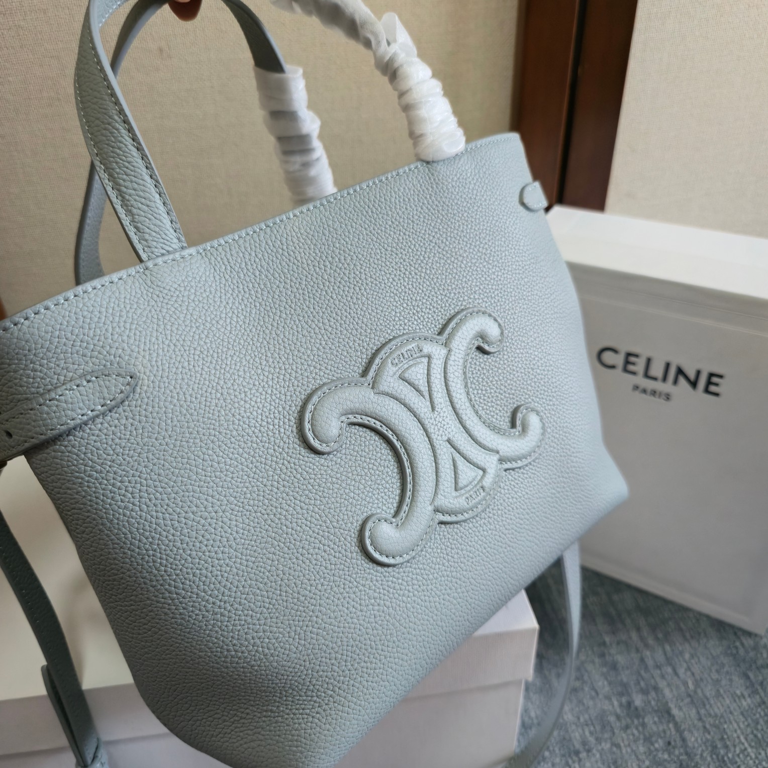 p720。 新品上线🅰️🅰️ cabas anais 粒面牛皮革手袋👜 小号. ce最新款托特包 不一样的托特包.
上身特别的高级 精致 庸庸懒懒的复古风 简单不浮夸  简直不要太好用 粒面牛皮完全不用害怕刮花 🫶🏻 很适合粗心大意的宝子们～ 两侧边耳朵可随意收放，敞开可轻松装下笔记本 📒 文件 或日常所需物品. 
内设一个主隔层 
一个内侧扁平口袋 
两个长皮革手提
搭配长肩带
款号：118613
尺寸：20.5（袋口35）x9x19cm