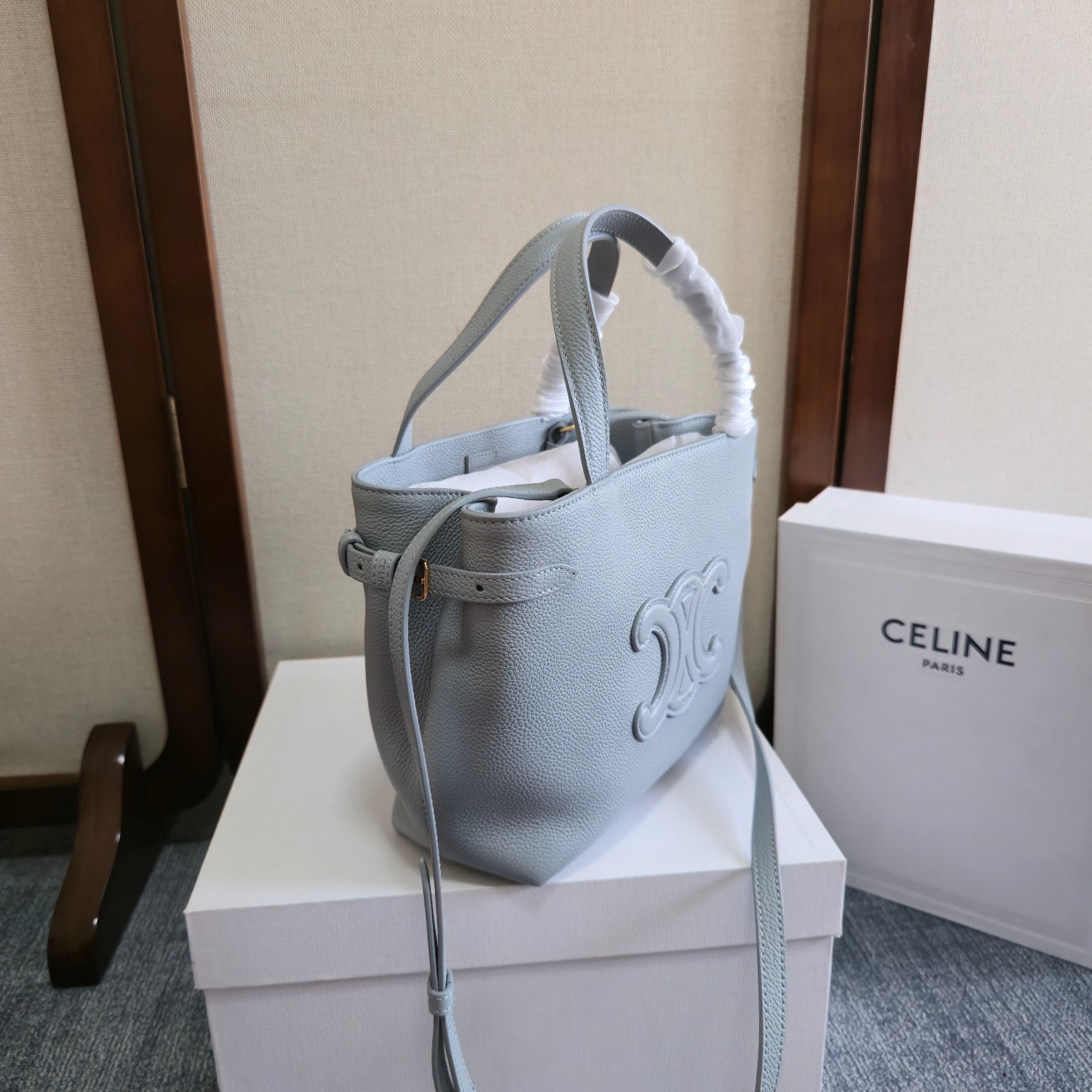 p720。 新品上线🅰️🅰️ cabas anais 粒面牛皮革手袋👜 小号. ce最新款托特包 不一样的托特包.
上身特别的高级 精致 庸庸懒懒的复古风 简单不浮夸  简直不要太好用 粒面牛皮完全不用害怕刮花 🫶🏻 很适合粗心大意的宝子们～ 两侧边耳朵可随意收放，敞开可轻松装下笔记本 📒 文件 或日常所需物品. 
内设一个主隔层 
一个内侧扁平口袋 
两个长皮革手提
搭配长肩带
款号：118613
尺寸：20.5（袋口35）x9x19cm
