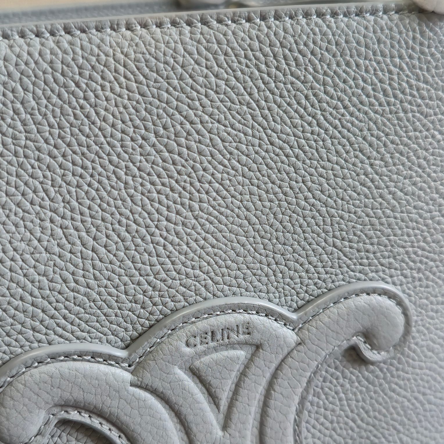 p720。 新品上线🅰️🅰️ cabas anais 粒面牛皮革手袋👜 小号. ce最新款托特包 不一样的托特包.
上身特别的高级 精致 庸庸懒懒的复古风 简单不浮夸  简直不要太好用 粒面牛皮完全不用害怕刮花 🫶🏻 很适合粗心大意的宝子们～ 两侧边耳朵可随意收放，敞开可轻松装下笔记本 📒 文件 或日常所需物品. 
内设一个主隔层 
一个内侧扁平口袋 
两个长皮革手提
搭配长肩带
款号：118613
尺寸：20.5（袋口35）x9x19cm