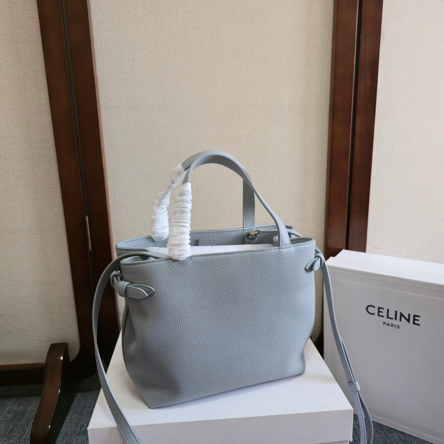 p720。 新品上线🅰️🅰️ cabas anais 粒面牛皮革手袋👜 小号. ce最新款托特包 不一样的托特包.
上身特别的高级 精致 庸庸懒懒的复古风 简单不浮夸  简直不要太好用 粒面牛皮完全不用害怕刮花 🫶🏻 很适合粗心大意的宝子们～ 两侧边耳朵可随意收放，敞开可轻松装下笔记本 📒 文件 或日常所需物品. 
内设一个主隔层 
一个内侧扁平口袋 
两个长皮革手提
搭配长肩带
款号：118613
尺寸：20.5（袋口35）x9x19cm
