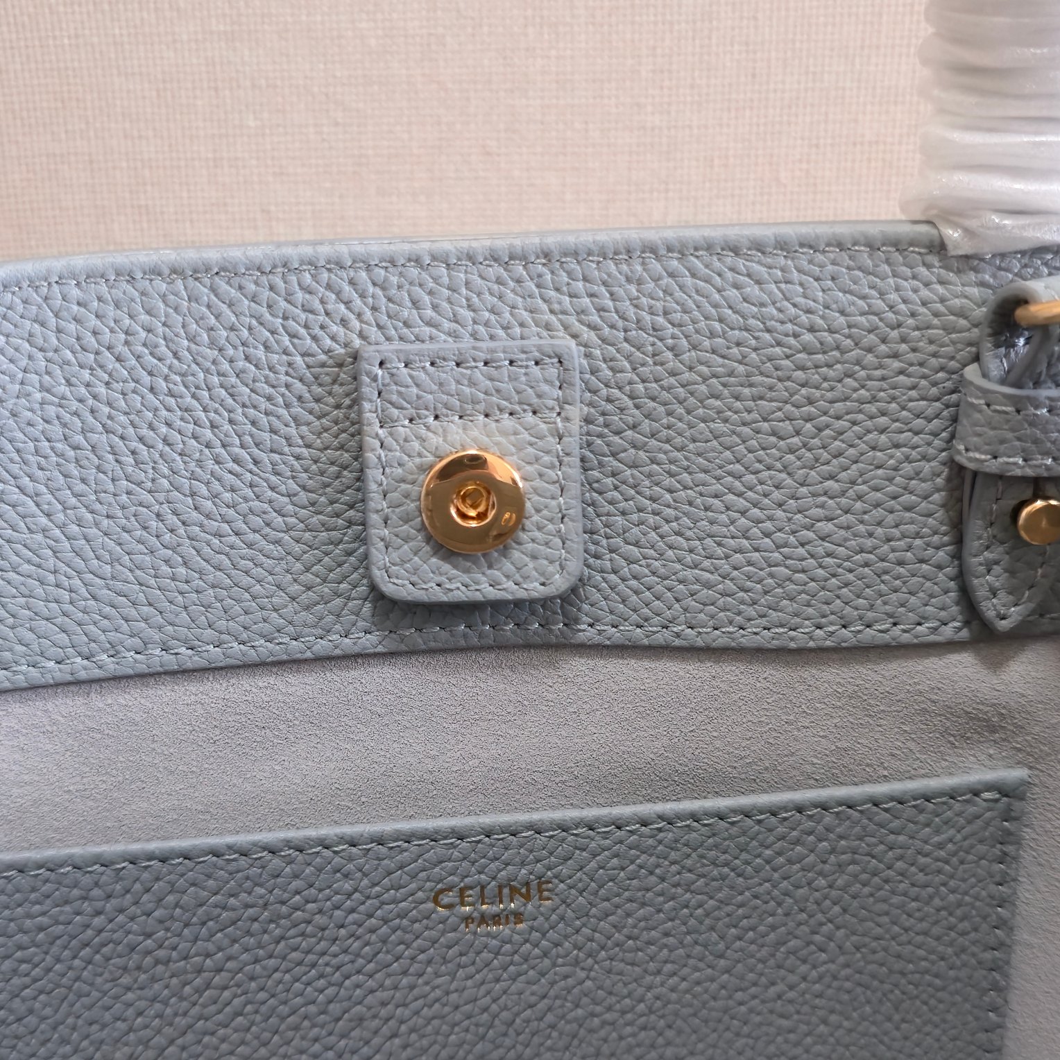 p720。 新品上线🅰️🅰️ cabas anais 粒面牛皮革手袋👜 小号. ce最新款托特包 不一样的托特包.
上身特别的高级 精致 庸庸懒懒的复古风 简单不浮夸  简直不要太好用 粒面牛皮完全不用害怕刮花 🫶🏻 很适合粗心大意的宝子们～ 两侧边耳朵可随意收放，敞开可轻松装下笔记本 📒 文件 或日常所需物品. 
内设一个主隔层 
一个内侧扁平口袋 
两个长皮革手提
搭配长肩带
款号：118613
尺寸：20.5（袋口35）x9x19cm