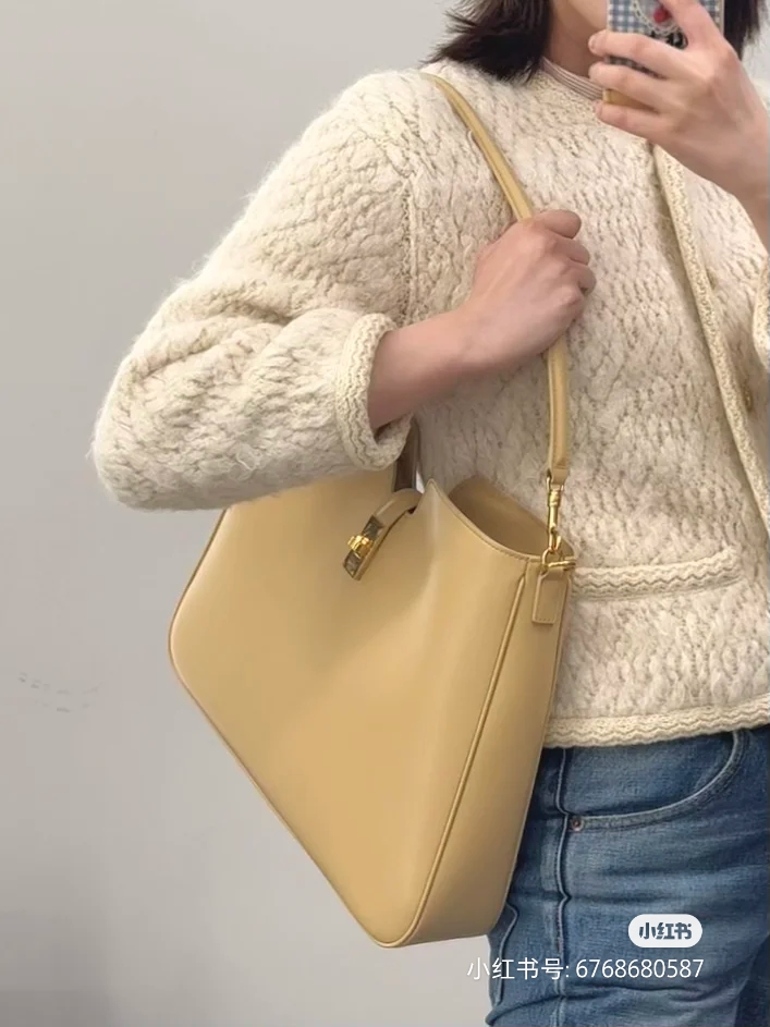 NO:406277,Welcome to the summer CELINE new CAMILLE16 SOFT size: large size (can hold 13 kilograms of computer) Color: sandy yellow (it's very popular, celine, celine, celine19860909迎接夏天 CELINE 新款CAMILLE16 SOFT尺寸:大号(可放下13斤电脑) 颜色:沙黄色(及其抢手哦,赛琳celine,celine,celine,Bag