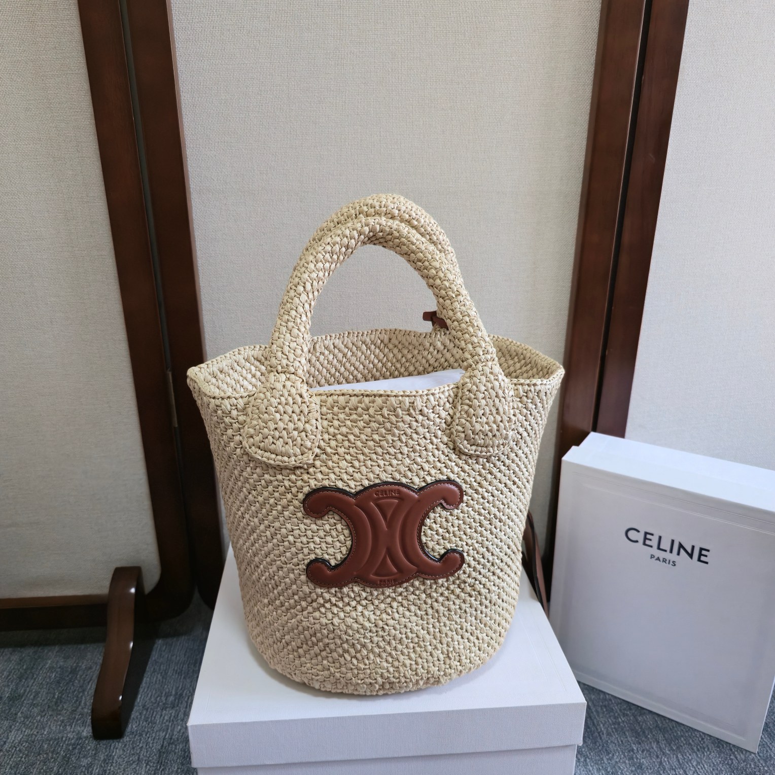 NO:532467,Upgraded version CELINE new straw woven bucket bag must have TRIOMPHE small classic plant material and cowhide leather soft basket bag Full texture Details Delicate can be salty or sweet French elegance Full atmosphere The feel is more delicate compared to the previous straw woven bags The material is softer Natural grass pure hand-woven three-dimensional Arc de Triomphe retro leather label Small inner bag (note the hand-woven handbag, each piece is unique, the size and shape may be slightly different) Plant material Cowhide leather edge Unlined Handheld 1 removable leather zipper pocket Plant material handle 10 cm long Model 114352 Size 23*22*23, Celine, celine, celine, espadrilles, cowhide19860909升级版 CELINE 新款草编水桶包 夏天必备TRIOMPHE小号经典植物材料和牛皮革柔软提篮包 满分质感 细节精致 可盐可甜 法式优雅 氛围感拉满 相比较以往的草编包手感更加细腻 材质更加柔软 天然草纯手工编织 立体凯旋门复古皮标 小内袋包（注手工编织手袋,每件作品皆别具一格 尺寸和造型可能稍有差异）植物材料 牛皮革包边 无衬里 手提 1个可拆卸皮革拉链口袋 植物材料提手长10厘米 型号114352 尺寸23*22*23,赛琳celine,celine,celine,espadrilles,cowhide,Bag