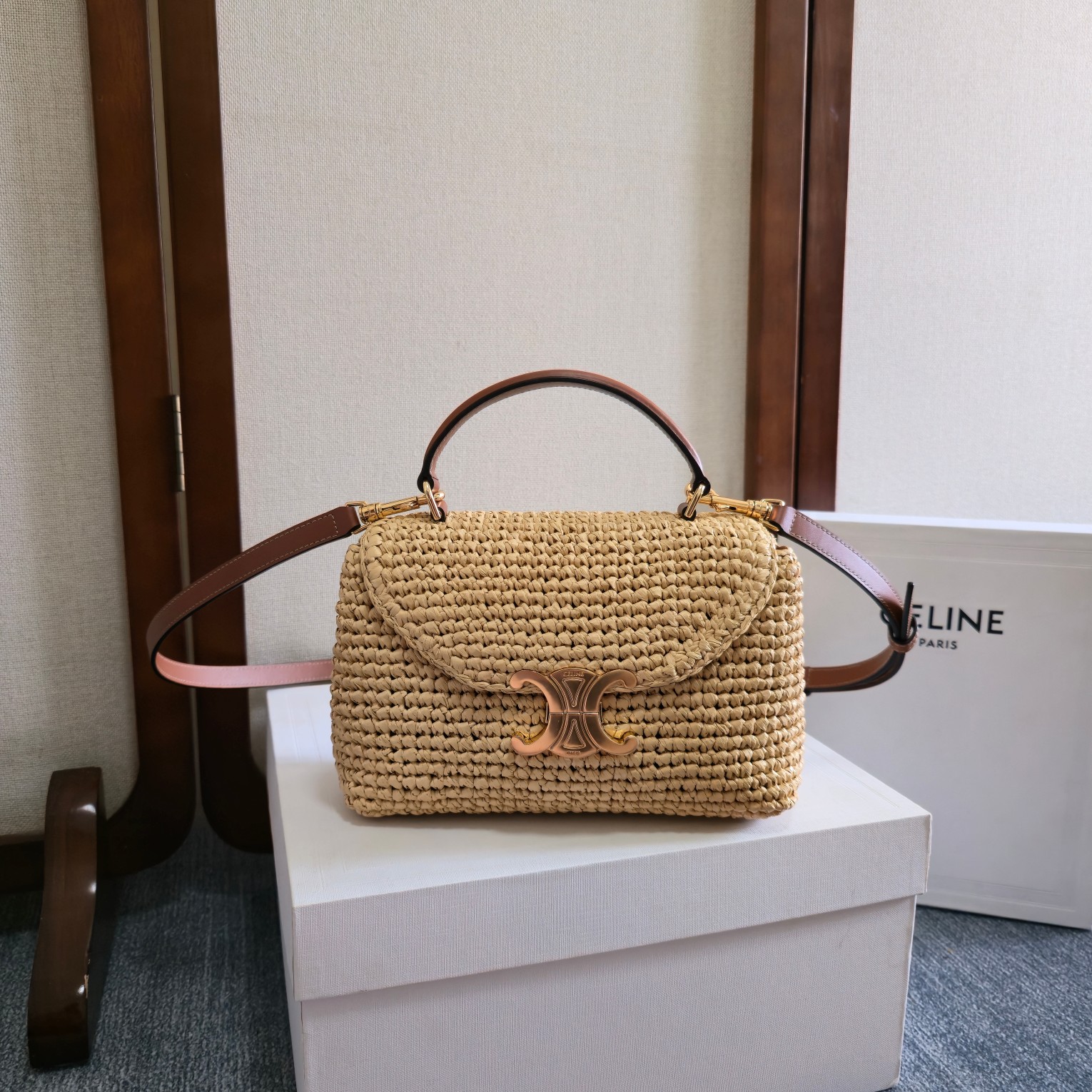 NO:581785,New products launched: CELINE TEEN NINO woven handbag, new Arc de Triomphe bag, full of high-end feel!  Simple and exquisite outlines, etc... all exude an unparalleled sense of luxury. The lines of Kelly's classic shape are simple and elegant, without unnecessary decoration, showing aesthetic charm. Style number 118113, size 20.5x13x8, Celine, celine, celine19860909新品上线 CELINE TEEN NINO编织手袋 新款凯旋门收袋 满满高级感！ 简约精致的轮廓 等等…都散发着无与伦比的高级感 kelly经典造型的线条简洁大方 无需多余的装饰 都即显审美魅力 款号118113 尺寸20.5x13x8,赛琳celine,celine,celine,Bag