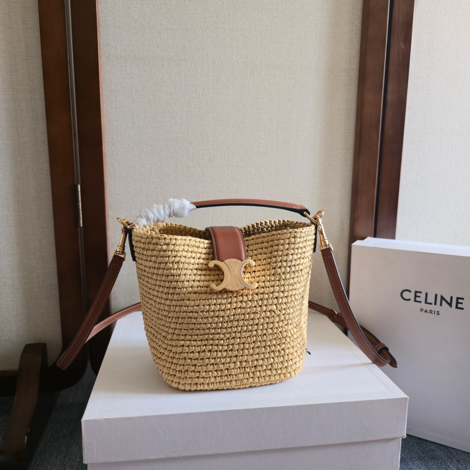 NO:386142,New product is launched CE Home's new mini straw woven bucket bag e uses shiny and delicate calfskin to create a clean and smooth bucket silhouette, with a deep background setting off the exquisite and shiny golden Triomhe logo, showing a relaxed and casual temperament. The handbag is equipped with portable and removable shoulder straps, and the capacity is very considerable. Daily commuting, business trip, office pressure-free. Model number 101473 Color straw woven brown Size 13.5x16x10cm (with original packaging), Celine,celine,celine,espadrilles,cowhide19860909新品上线 CE家新款mini草编桶包 e 采用光泽细腻的小牛皮塑造洗练流畅的水桶廓型,深邃背景烘托精巧闪亮的金色Triomhe凯旋徽标 ,呈现轻松随性气质 ,手袋配置手提和可拆卸肩带,容量非常可观 日常通勤 出差 办公完全无压力 款号101473 颜色草编棕 尺寸13.5x16x10cm（配原版包装）,赛琳celine,celine,celine,espadrilles,cowhide,Bag