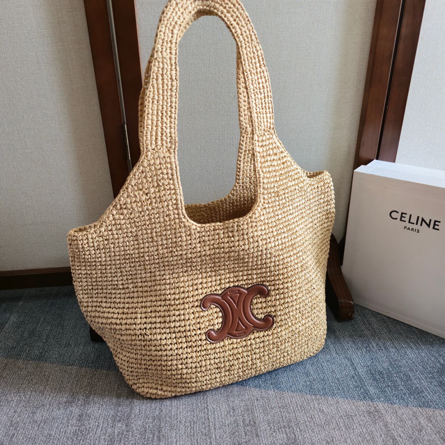 NO:339556,CELINE vacation style outfit｜Straw-woven bags are a must-have for summer. Just carry this CELINE CLASSIC PANIER CABAS and you can easily become the most eye-catching person on the beach during vacation. Inspired by the design of the traditional Moroccan basket, paired with calfskin TRIOMPHE elements, this handbag not only retains the retro atmosphere but also incorporates a modern and fashionable feeling. Model number: 119632 Size 32.5-28-20, Celine, celine, celine, espadrilles, cowhide19860909CELINE度假风穿搭｜草编包是夏日必备 只要背上这款CELINE CLASSIC PANIER CABAS,就能轻松在度假时成为海滩上最吸睛的那个人 源自摩洛哥传统提篮的设计灵感,搭配小牛皮TRIOMPHE元素点缀,让这款手袋既保留了复古气息,又融入了现代时尚感 款号:119632 尺寸32.5-28-20,赛琳,celine,celine,espadrilles,cowhide,Bag