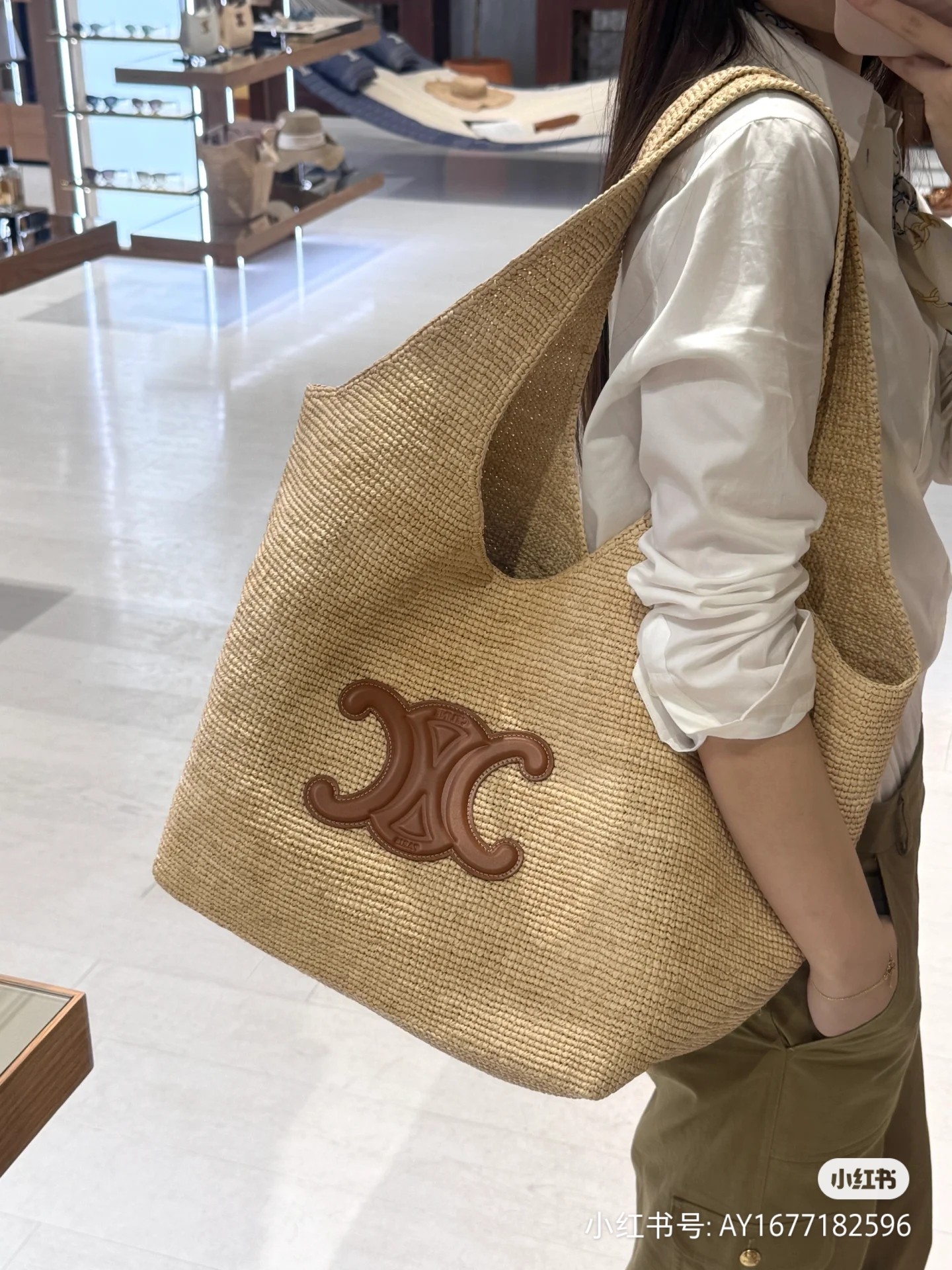 NO:532471,CELINE straw woven bag | How can the bag that you want to go on vacation immediately on your back feel so summery! CELINE's CLASSICANIER is simply a god of mastering the feeling of laziness [R] Hand-woven by craftsmen from Madagascar, each bag has been poured into 69 hours of concentration and love. Lafia fiber has been carefully processed and retains the most original natural texture of the material, light and durable. The TRIOMHE elements of calfskin are embellished, perfectly blending luxury and nature. The detachable zipper bag design doubles the practicality and switches to different occasions at will. Celine, celine, celine, espadrilles, cowhide19860909CELINE草编包|背上立马想去度假的包怎么可以这么有夏日感!CELINE的这款CLASSICANIER简直就是掌握慵懒感的神[棒R] 来自马达加斯加的匠人手工编织,每个包包都倾注了69小时的专注与热爱.拉菲亚纤维经过精心处理,保留了材质最原始的自然质地,轻盈又耐用 小牛皮的TRIOMHE元素点缀其上,将奢华与自然完美融合.可拆卸的拉链袋设计让实用性翻倍,随心切换不同场合,赛琳celine,celine,celine,espadrilles,cowhide,Bag