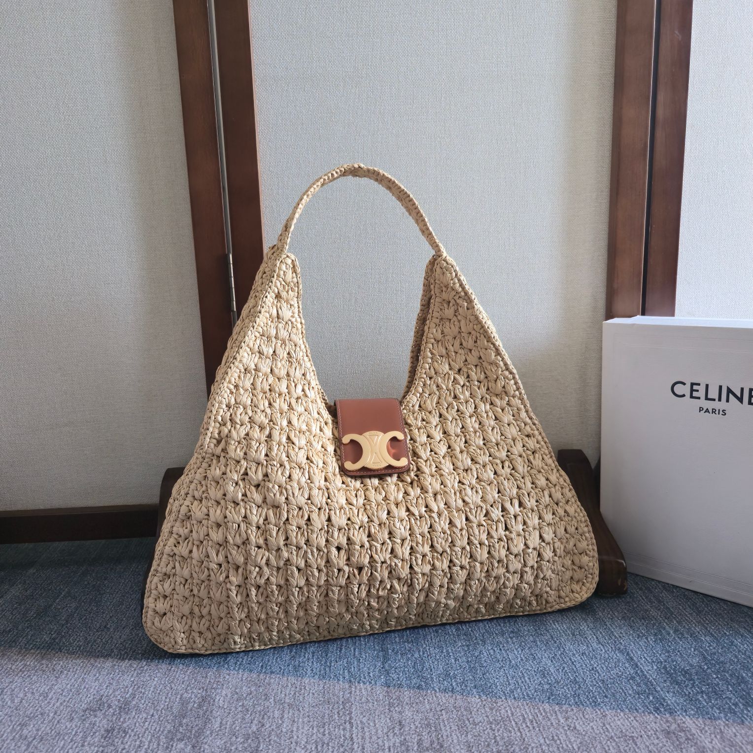 NO:532480,CELINE triangle straw woven bags are so fashionable CABAS TRIANG Hand-woven from Madagascar, neat and fashionable! You can't lose in summer! ! Size 45-23-6 Model 119772, Celine, Celine, Celine19860909CELINE三角草編包來了好時髦呀 CABAS TRIANG 來自馬達加斯加的手工編織 俐落又時髦！夏天不可以輸吧！！ 尺寸45-23-6 型号119772,赛琳celine,celine,celine,Bag