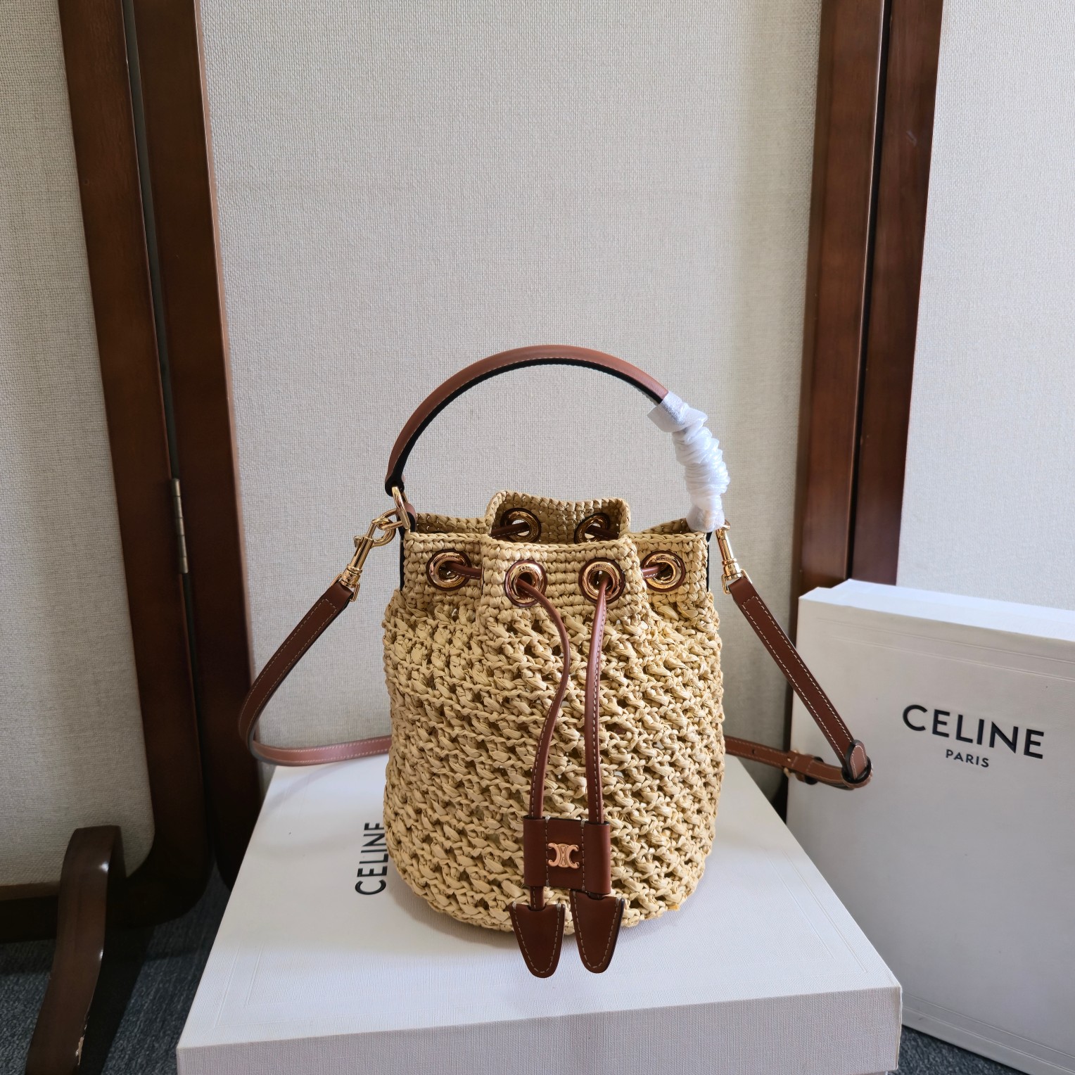 NO:387981,CELINE woven TEEN CLARA bag 6.3 x 7.5 x 6.3 inches (16 x 19 x 16 cm) Plant material, cowhide leather edging Gold finishes Handsome, shoulder and crossbody ~ Drawstring leather strap, decorative metal texture TRIOME logo 1 main compartment 1 leather handle, length 2.76 inches (7 cm) 1 removable and adjustable shoulder strap, minimum length 19 inches (48 cm) and maximum length 22 inches (57 cm) Model number 121672, Celine, celine, celine, cowhide19860909CELINE编织TEEN CLARA包包 6.3 x 7.5 x 6.3英寸（16 x 19 x 16厘米） 植物材料,牛皮革包边 金色饰面 可手提、肩背和斜挎～ 抽绳皮革系带,装饰性金属质感TRIOME标志 1个主隔层 1个皮革提手,长度2.76英寸（7厘米） 1条可拆卸和可调节肩带,最小长度19英寸（48厘米）,最大长度22英寸（57厘米） 款号121672,赛琳celine,celine,celine,cowhide,Bag