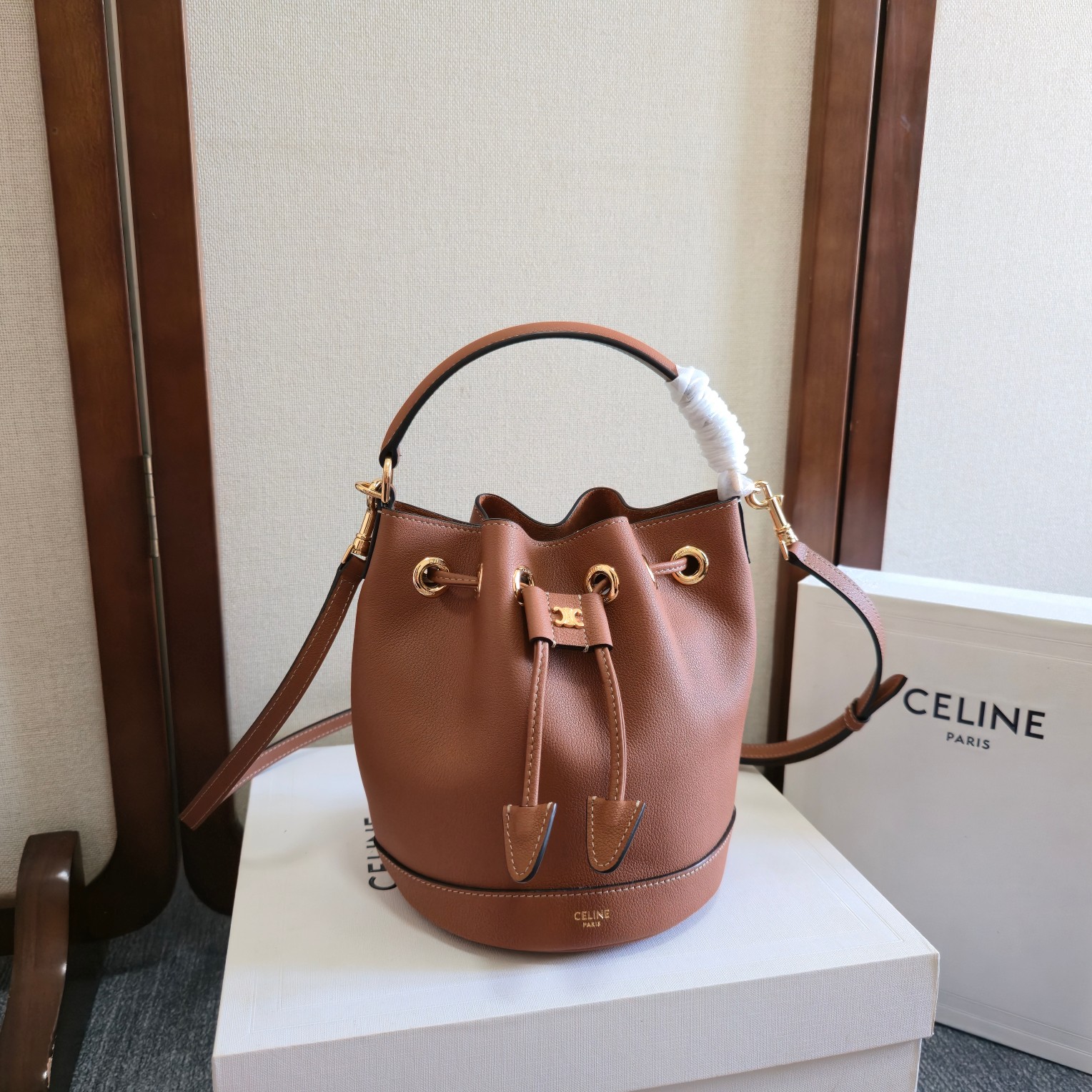 NO:387974,New products are launched CE hot drawstring bucket bag!  CE new small brown leather small bucket CLARA. Extra large capacity drawstring close design plus hand handle, wear-resistant and dirty, shoulder-resistant and crossbody!  This new bucket bag simply fills the practical commuting matching value. Model number 121672 Size 16x19x16cm (with original packaging), Celine, celine, celine, celine19860909新品上线 CE 爆款抽绳水桶包！ CE 新款小号棕皮小水桶CLARA . 超大容量 抽绳收口设计 外加手拎把手 ,耐磨耐脏 手提 肩背 斜挎 ！这款新出的水桶包简直把实用通勤搭配值拉满 款号121672 尺寸16x19x16cm（配原版包装）,赛琳celine,celine,celine,Bag