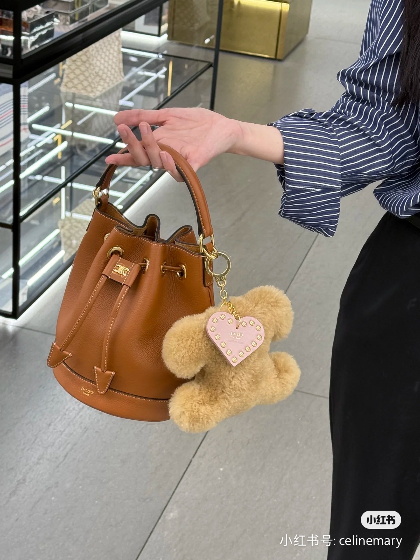 NO:387992,Summer days of mixing with dolls. Bags are responsible for elegance, and dolls are responsible for wildness. Sweet flowers can bloom on the commuter road. Life does not need to behave according to the rules. Put the fun on the bag, and happiness will have shapes. Celine, celine, celine19860909与玩偶混搭的夏日 包包负责优雅,玩偶负责撒野.通勤路上也能开出甜美的花,生活不需要循规蹈矩,把奇趣挂在包上,快乐就有了形状,赛琳celine,celine,celine,Bag