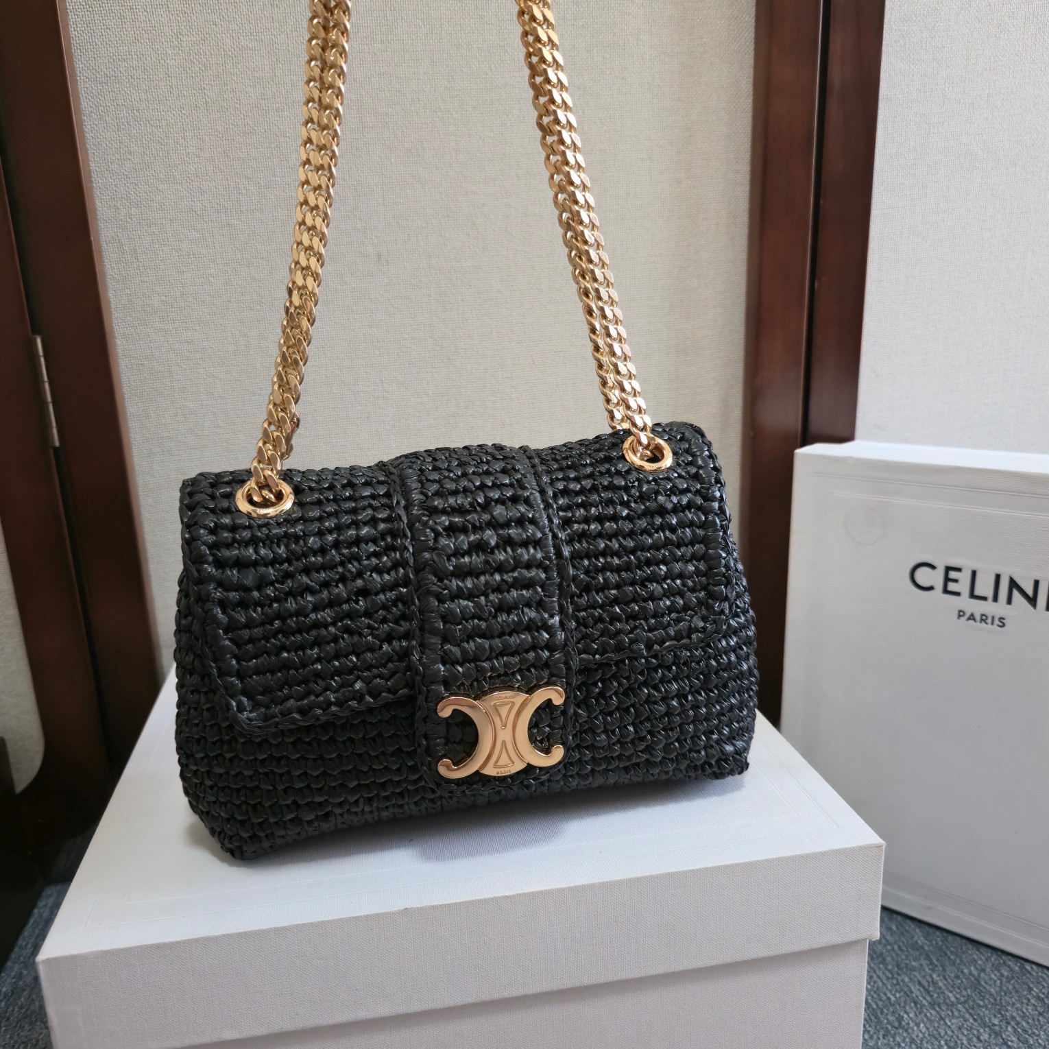 NO:532494,CELIN_E 2025｜TEEN VICTOIRE small woven handbag CELINE finally released a bag that can be worn on one shoulder or crossbody. The latest style of Celine SU25 - Victoire Victorie has the meaning of victory and also the meaning of triumph. The long-lost chain Arc de Triomphe bag. The same style of many celebrities~ It uses high-end natural grained calfskin. The small trumpet is more playful and cute. The high-end grain and soft feel. The all-steel chain is as comfortable as before. It is also the super shiny of jewelry craftsmanship.  Sheepskin lining, gold finish, crossbody and shoulder back, all-steel TRIOMPHE snap closure, 2 main compartments, 1 inner flat pocket, 1 inner central zipper pocket, all-steel metal slide chain, minimum length 26 cm and maximum length 47 cm Size 23.5 X 14 X 8 cm Number 116593, Celine, celine, celine, cowhide, sheepskin19860909CELIN_E 2025｜TEEN VICTOIRE小号编织手袋 CELINE终于出了一款可单肩可斜挎的包包 Celine SU25最新款式-Victoire Victorie有胜利的意思 亦有凯旋的含意 久违的链条凯旋门包包 众多明星同款～ 采用了高级天然粒纹小牛皮 小号更加俏皮可爱 高级感的粒面和柔软的手感 全钢链条一如以往采用了三角形切割舒适感100分 也是珠宝工艺的超级闪亮 羊皮革衬里,金色饰面,可斜挎和肩背,全钢TRIOMPHE按扣开合,2个主隔层,1个内侧扁平口袋,1个内侧中央拉链口袋,全钢金属滑链,最小长度26厘米和最大长度47厘米 尺寸23.5 X 14 X 8厘米 编号116593,赛琳celine,celine,celine,cowhide,sheepskin,Bag