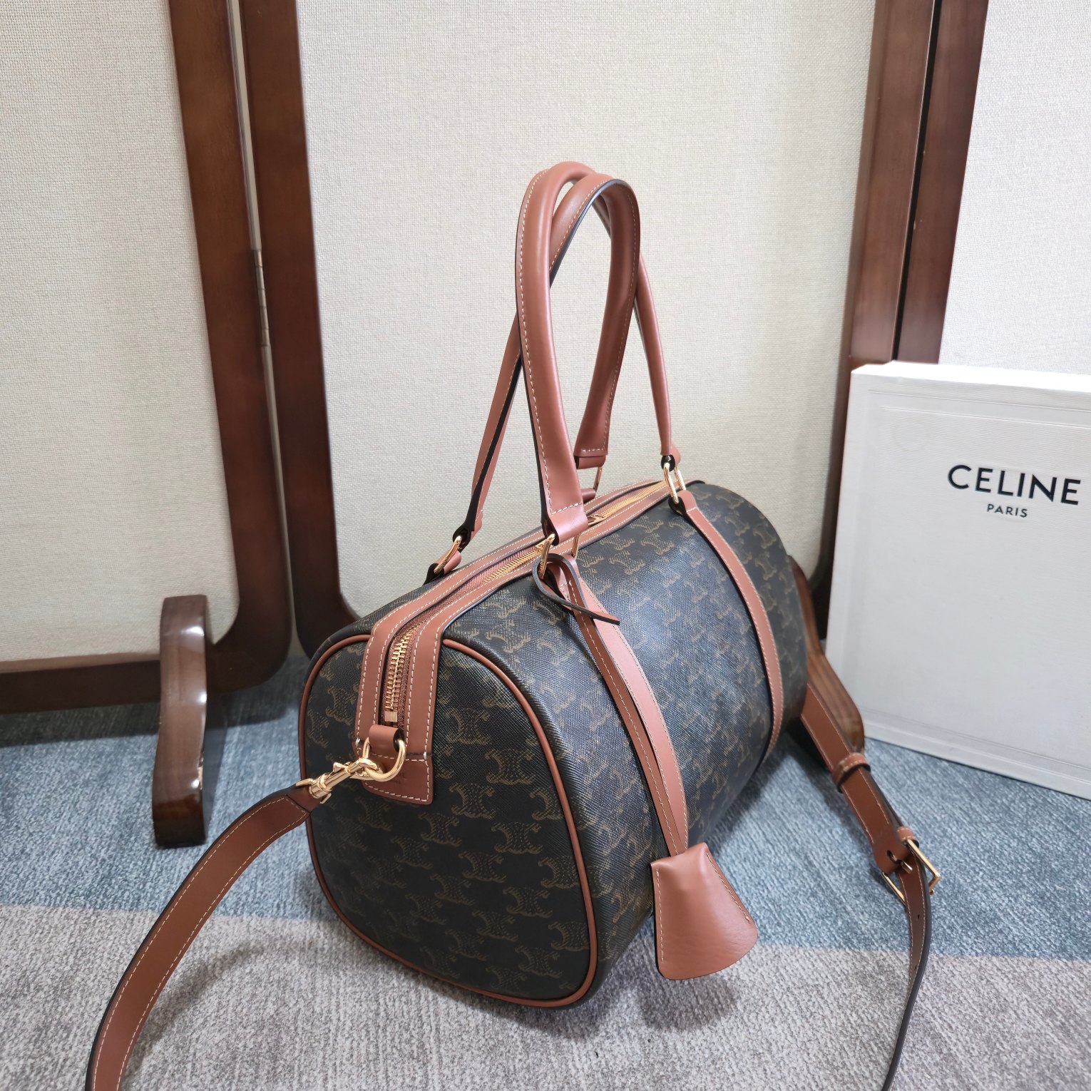 p720。 新品上线🅰️🅰️ CE 新款波士顿包包 
CE新款老花波士顿，老花复古味道更浓郁更有韵味 ，容量也是一如既往的能装 ，手提肩背都很洋气！
冬天就应该有点氛围感，秋冬仪式感拉到满分 可遇不可求，上身妥妥的与众不同✅
内设1个主隔层 
1个内侧拉链口袋 
配可调节可拆卸肩带
款号：119572
颜色：老花
尺寸：31x20x17cm