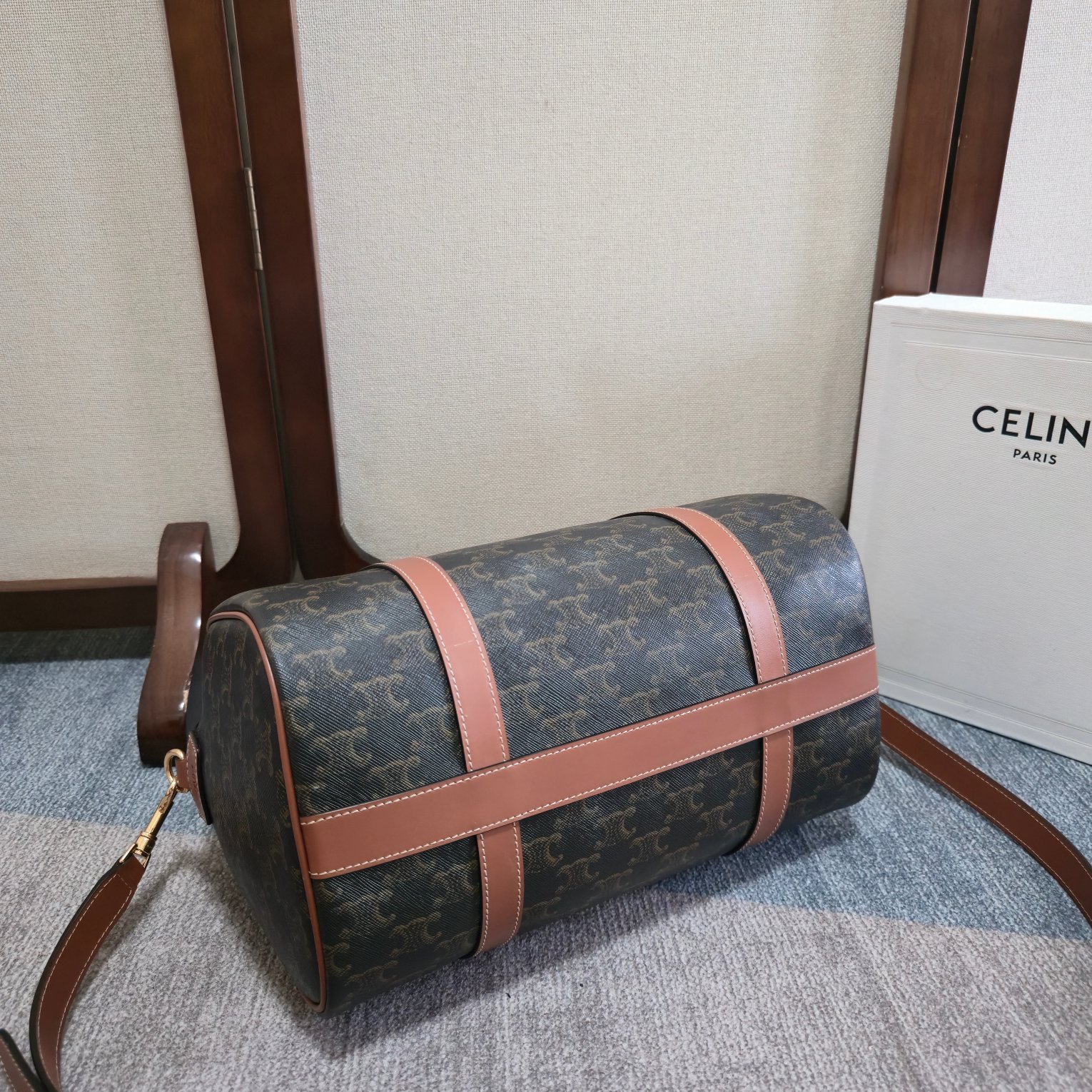 p720。 新品上线🅰️🅰️ CE 新款波士顿包包 
CE新款老花波士顿，老花复古味道更浓郁更有韵味 ，容量也是一如既往的能装 ，手提肩背都很洋气！
冬天就应该有点氛围感，秋冬仪式感拉到满分 可遇不可求，上身妥妥的与众不同✅
内设1个主隔层 
1个内侧拉链口袋 
配可调节可拆卸肩带
款号：119572
颜色：老花
尺寸：31x20x17cm