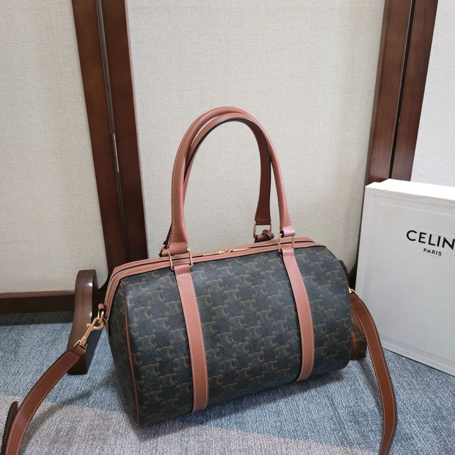 p720。 新品上线🅰️🅰️ CE 新款波士顿包包 
CE新款老花波士顿，老花复古味道更浓郁更有韵味 ，容量也是一如既往的能装 ，手提肩背都很洋气！
冬天就应该有点氛围感，秋冬仪式感拉到满分 可遇不可求，上身妥妥的与众不同✅
内设1个主隔层 
1个内侧拉链口袋 
配可调节可拆卸肩带
款号：119572
颜色：老花
尺寸：31x20x17cm