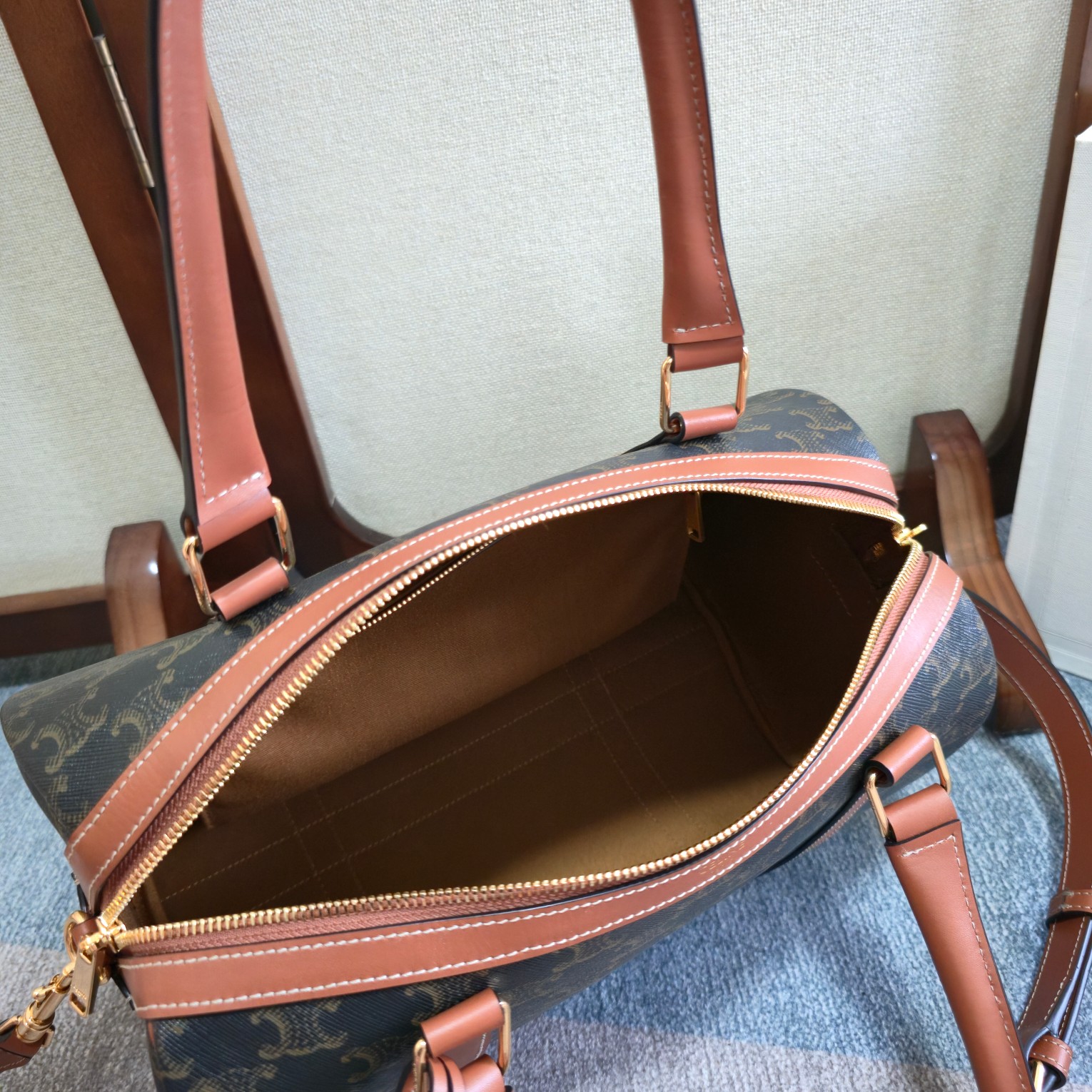 p720。 新品上线🅰️🅰️ CE 新款波士顿包包 
CE新款老花波士顿，老花复古味道更浓郁更有韵味 ，容量也是一如既往的能装 ，手提肩背都很洋气！
冬天就应该有点氛围感，秋冬仪式感拉到满分 可遇不可求，上身妥妥的与众不同✅
内设1个主隔层 
1个内侧拉链口袋 
配可调节可拆卸肩带
款号：119572
颜色：老花
尺寸：31x20x17cm