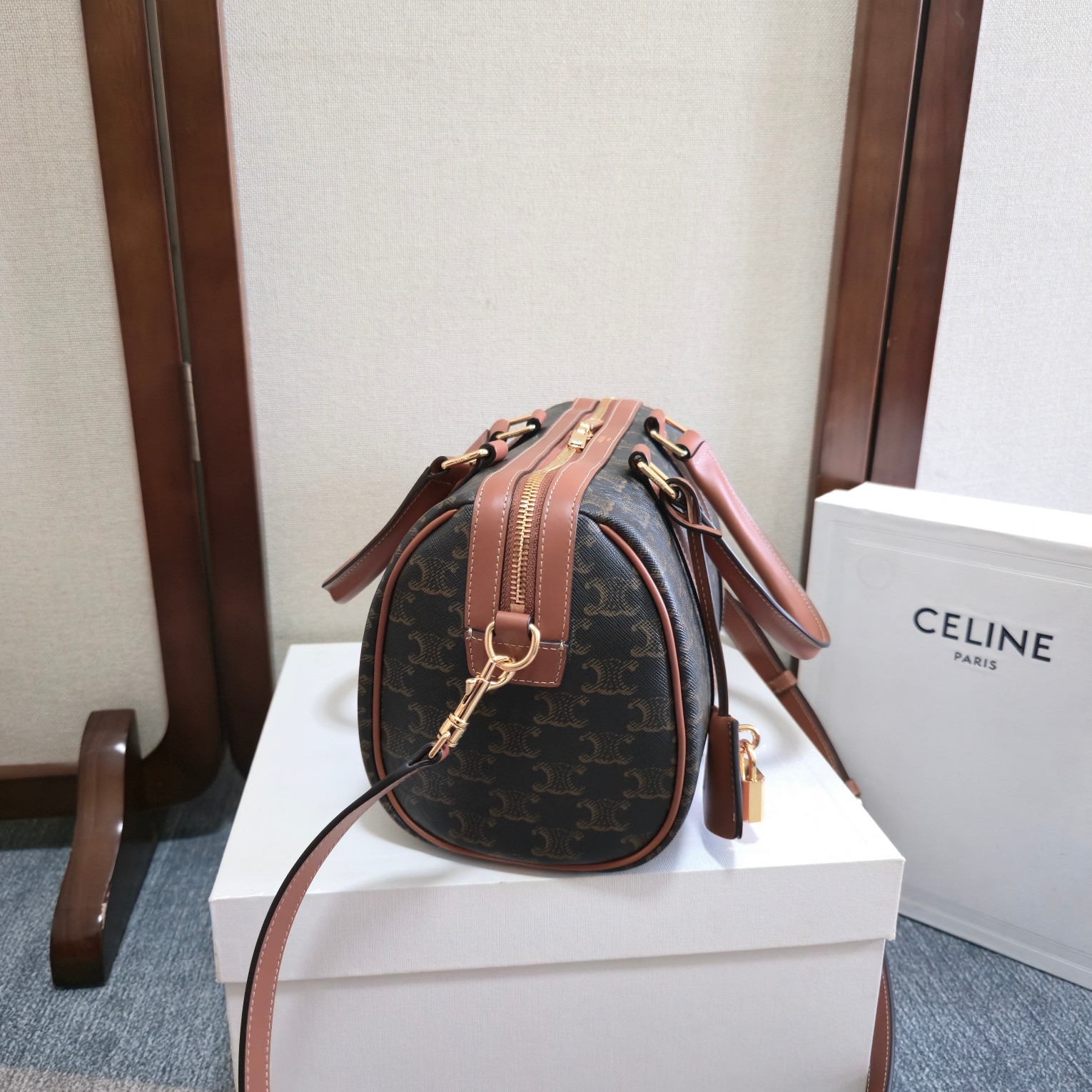 p700。  新品上线🅰️🅰️ CE 新款波士顿包包 
CE新款老花波士顿，老花复古味道更浓郁更有韵味 ，容量也是一如既往的能装 ，手提肩背都很洋气！
冬天就应该有点氛围感，秋冬仪式感拉到满分 可遇不可求，上身妥妥的与众不同✅
内设1个主隔层 
1个内侧拉链口袋 
配可调节可拆卸肩带
尺寸（25 X 19 X 13厘米）
编号：121322