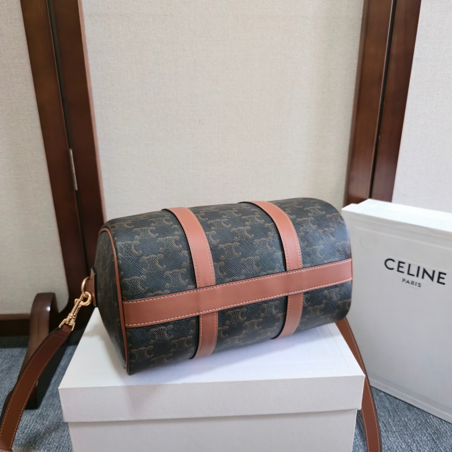p700。  新品上线🅰️🅰️ CE 新款波士顿包包 
CE新款老花波士顿，老花复古味道更浓郁更有韵味 ，容量也是一如既往的能装 ，手提肩背都很洋气！
冬天就应该有点氛围感，秋冬仪式感拉到满分 可遇不可求，上身妥妥的与众不同✅
内设1个主隔层 
1个内侧拉链口袋 
配可调节可拆卸肩带
尺寸（25 X 19 X 13厘米）
编号：121322
