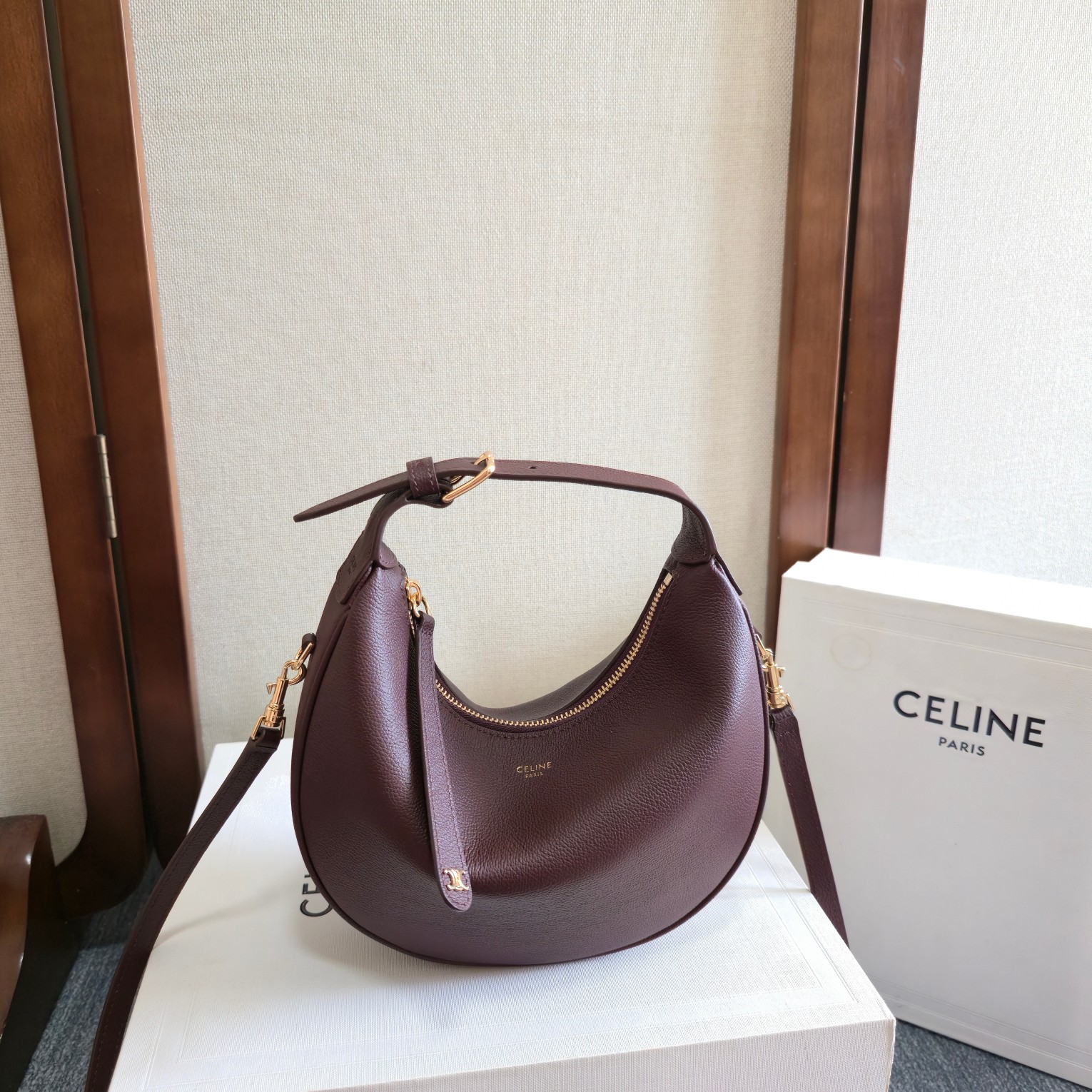 NO:406242,New products are launched, CE new Lulu bag. This time, the new Lulu bag was really amazing and was hit by this crescent bag. The high-end feeling is directly full of high-end. The bag is soft calfskin, which feels like it is in a rua cloud. The hardware is all old and retro style. When combined, the temperament takes off directly. The most amazing thing is this bag shape!  It can be salty, sweet, commuting, date, crossbody, and one shoulder. It is all super beautiful, and the capacity is completely enough for daily use. It is a noble lady when paired with a coat. It is very casual and casual with a sweatshirt. It is really versatile and has no friends!  Model number 120723 Color wine red (with original packaging) Size 21x24x5cm, Celine, Celine, Celine, hoodie, sweatshirts, cowhide19860909新品上线 ce新款lulu包 这次ce新出的lulu包真的绝了一眼就被这个月牙包击中,高级感直接拉满 包身是柔软的小牛皮 摸上去像是在rua云朵. 五金件都是做旧复古风 搭配起来气质直接起飞,最绝的是这个包型！ 可盐 可甜 可通勤 可约会 可斜挎 可单肩 ,都超好看,容量也完全够日常使用,搭配大衣就是贵妇本妇,配卫衣又很休闲随性,真的是百搭到没朋友！ 款号120723 颜色酒红（配原版包装） 尺寸21x24x5cm,赛琳celine,celine,celine,hoodie,sweatshirts,cowhide,Bag