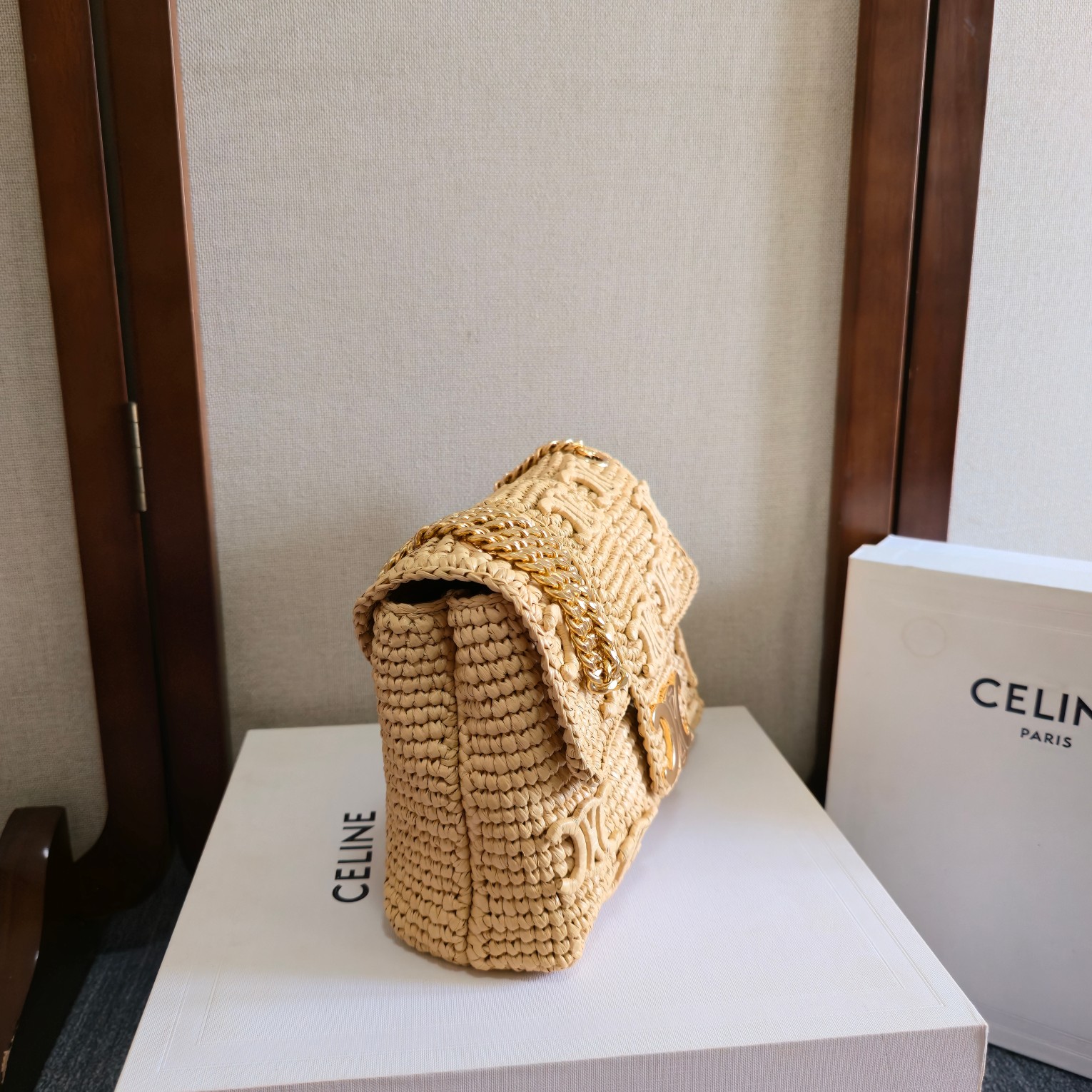 p1050。 CELIN_E 2025🆕｜VICTOIRE中号柔软编织凯旋门手袋
CELINE终于出了一款可单肩可斜挎的包包👏
Celine SU24最新款式-Victoire
Victorie有胜利的意思 亦有凯旋的含意✌
久违的链条凯旋门包包 众多明星同款～
采用了高级天然拉菲草
高级感的粒面和柔软的手感
链条一如以往采用了三角形切割舒适感100分 也是珠宝工艺的超级闪亮✨
天然拉菲草，羊皮革衬里，金色饰面，可斜挎和肩背，全钢TRIOMPHE按扣开合，2个主隔层，1个内侧扁平口袋，1个内侧中央拉链口袋，全钢金属滑链，最小长度25厘米和最大长度47厘米
尺寸：25 X 15 X 8厘米
编号：115853