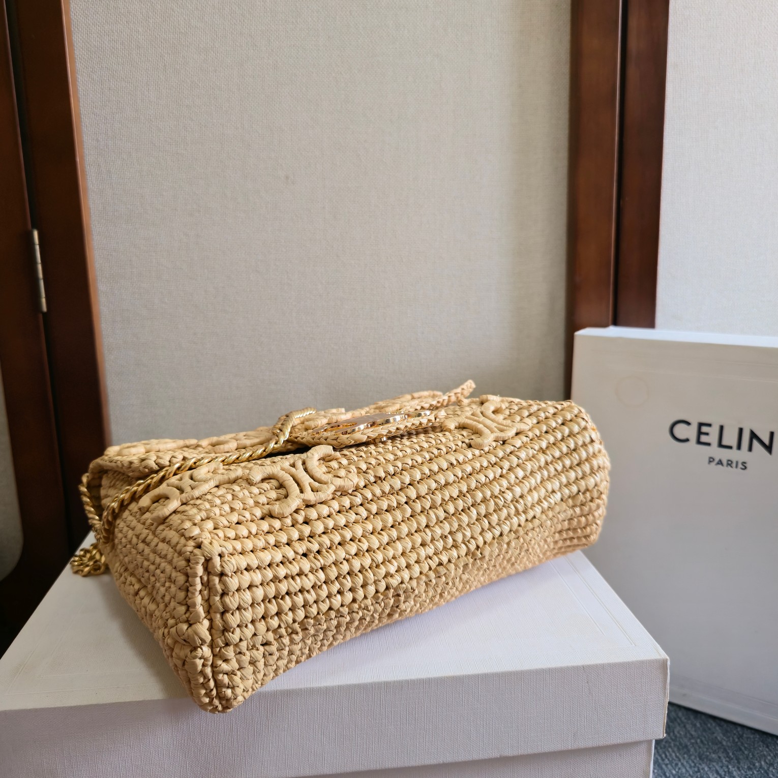 p1050。 CELIN_E 2025🆕｜VICTOIRE中号柔软编织凯旋门手袋
CELINE终于出了一款可单肩可斜挎的包包👏
Celine SU24最新款式-Victoire
Victorie有胜利的意思 亦有凯旋的含意✌
久违的链条凯旋门包包 众多明星同款～
采用了高级天然拉菲草
高级感的粒面和柔软的手感
链条一如以往采用了三角形切割舒适感100分 也是珠宝工艺的超级闪亮✨
天然拉菲草，羊皮革衬里，金色饰面，可斜挎和肩背，全钢TRIOMPHE按扣开合，2个主隔层，1个内侧扁平口袋，1个内侧中央拉链口袋，全钢金属滑链，最小长度25厘米和最大长度47厘米
尺寸：25 X 15 X 8厘米
编号：115853
