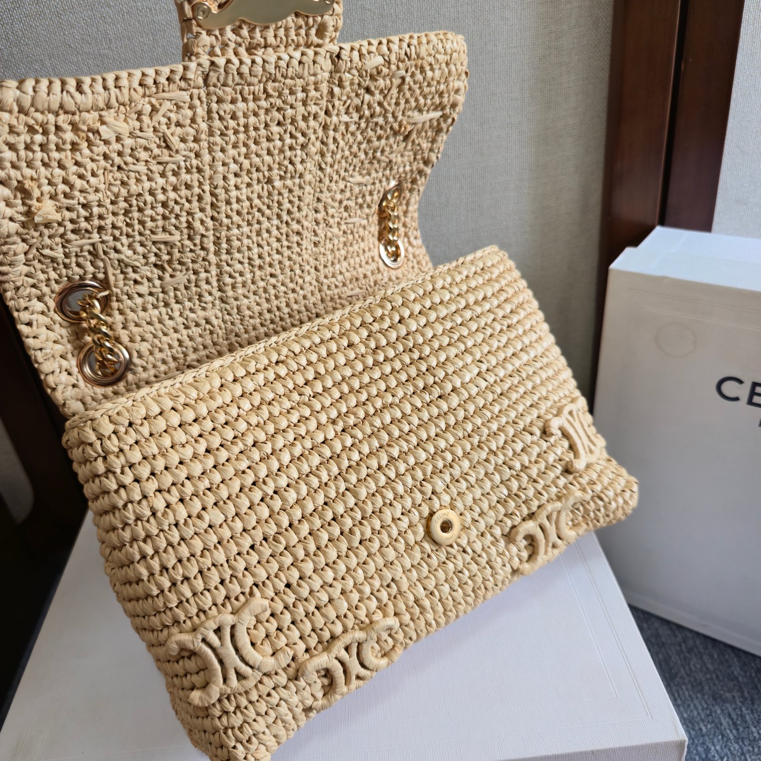 p1050。 CELIN_E 2025🆕｜VICTOIRE中号柔软编织凯旋门手袋
CELINE终于出了一款可单肩可斜挎的包包👏
Celine SU24最新款式-Victoire
Victorie有胜利的意思 亦有凯旋的含意✌
久违的链条凯旋门包包 众多明星同款～
采用了高级天然拉菲草
高级感的粒面和柔软的手感
链条一如以往采用了三角形切割舒适感100分 也是珠宝工艺的超级闪亮✨
天然拉菲草，羊皮革衬里，金色饰面，可斜挎和肩背，全钢TRIOMPHE按扣开合，2个主隔层，1个内侧扁平口袋，1个内侧中央拉链口袋，全钢金属滑链，最小长度25厘米和最大长度47厘米
尺寸：25 X 15 X 8厘米
编号：115853