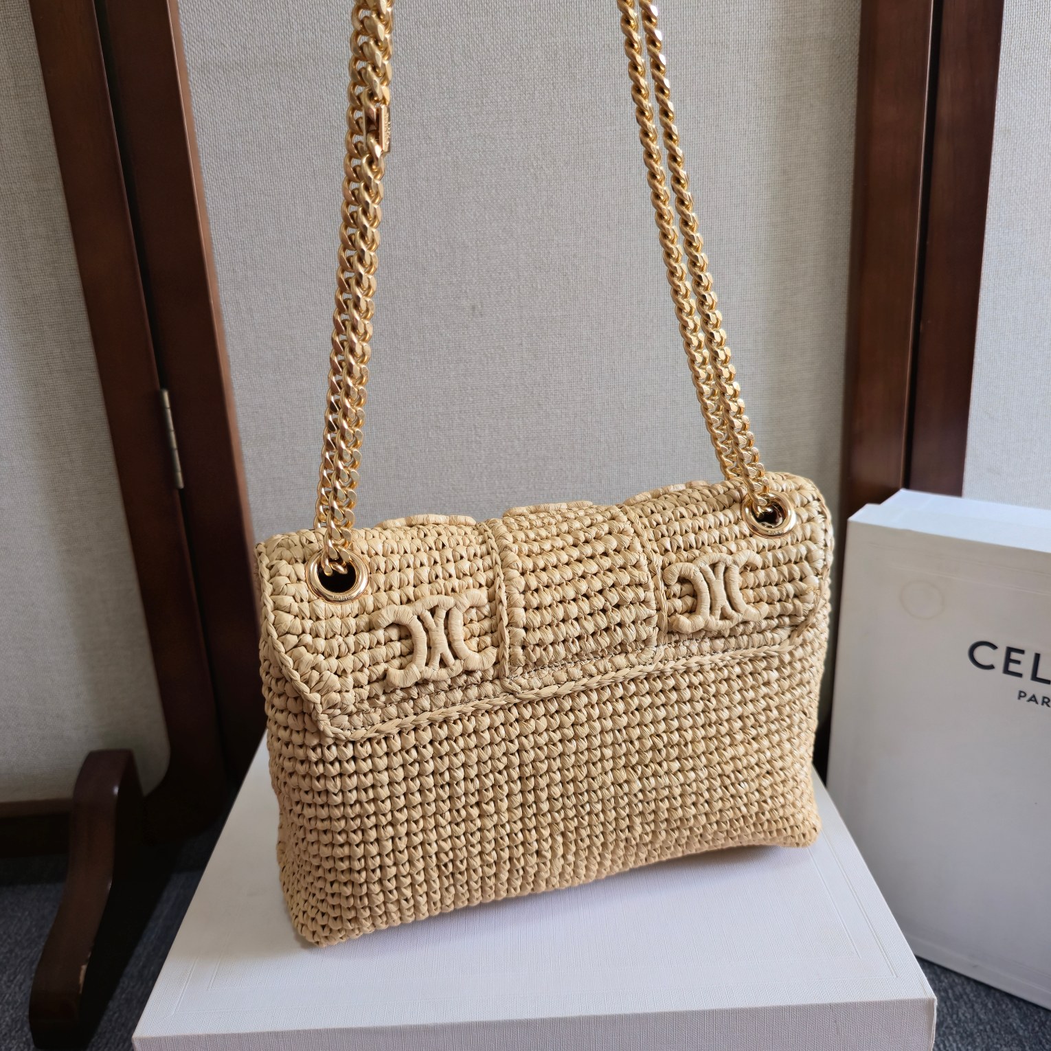p1050。 CELIN_E 2025🆕｜VICTOIRE中号柔软编织凯旋门手袋
CELINE终于出了一款可单肩可斜挎的包包👏
Celine SU24最新款式-Victoire
Victorie有胜利的意思 亦有凯旋的含意✌
久违的链条凯旋门包包 众多明星同款～
采用了高级天然拉菲草
高级感的粒面和柔软的手感
链条一如以往采用了三角形切割舒适感100分 也是珠宝工艺的超级闪亮✨
天然拉菲草，羊皮革衬里，金色饰面，可斜挎和肩背，全钢TRIOMPHE按扣开合，2个主隔层，1个内侧扁平口袋，1个内侧中央拉链口袋，全钢金属滑链，最小长度25厘米和最大长度47厘米
尺寸：25 X 15 X 8厘米
编号：115853