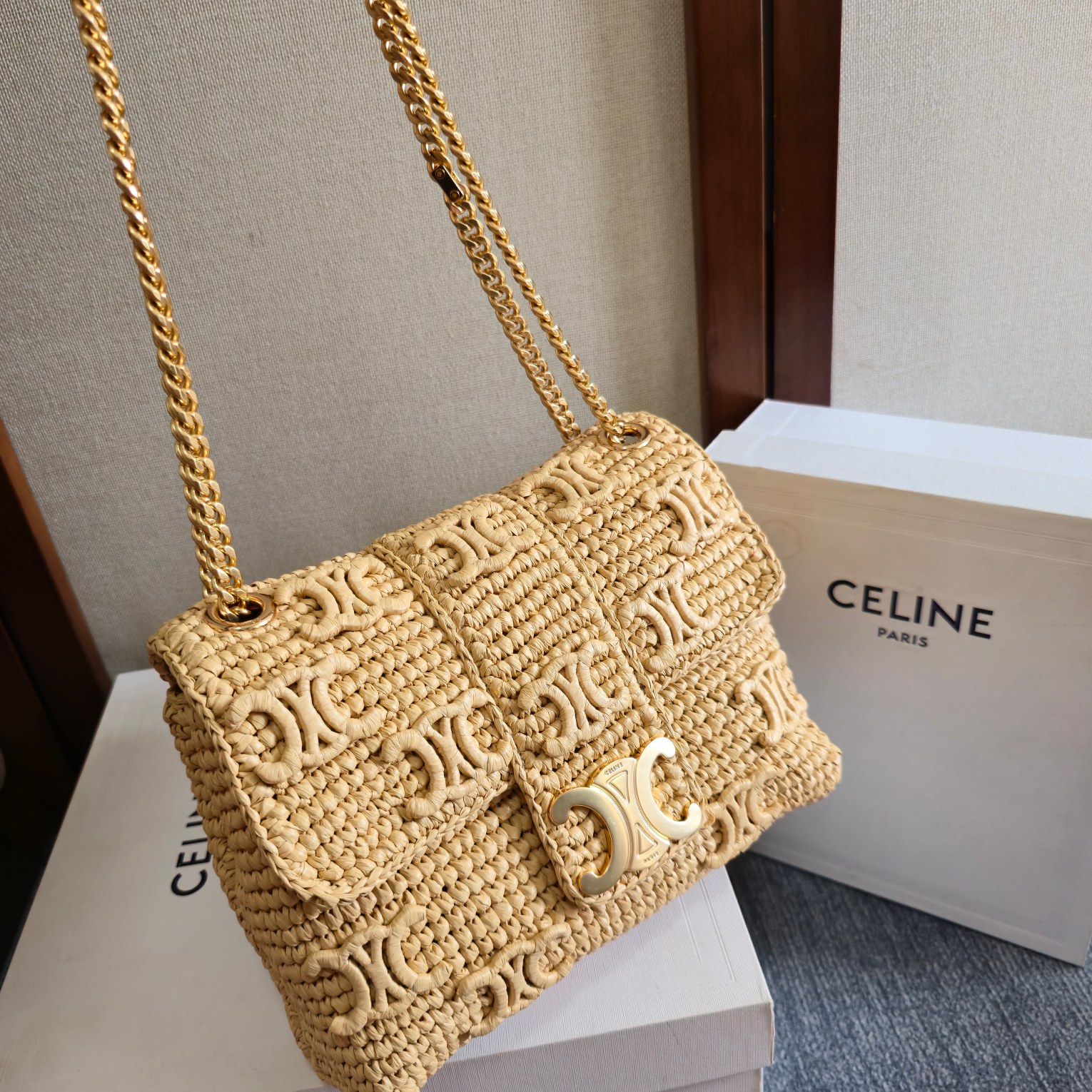 p1050。 CELIN_E 2025🆕｜VICTOIRE中号柔软编织凯旋门手袋
CELINE终于出了一款可单肩可斜挎的包包👏
Celine SU24最新款式-Victoire
Victorie有胜利的意思 亦有凯旋的含意✌
久违的链条凯旋门包包 众多明星同款～
采用了高级天然拉菲草
高级感的粒面和柔软的手感
链条一如以往采用了三角形切割舒适感100分 也是珠宝工艺的超级闪亮✨
天然拉菲草，羊皮革衬里，金色饰面，可斜挎和肩背，全钢TRIOMPHE按扣开合，2个主隔层，1个内侧扁平口袋，1个内侧中央拉链口袋，全钢金属滑链，最小长度25厘米和最大长度47厘米
尺寸：25 X 15 X 8厘米
编号：115853