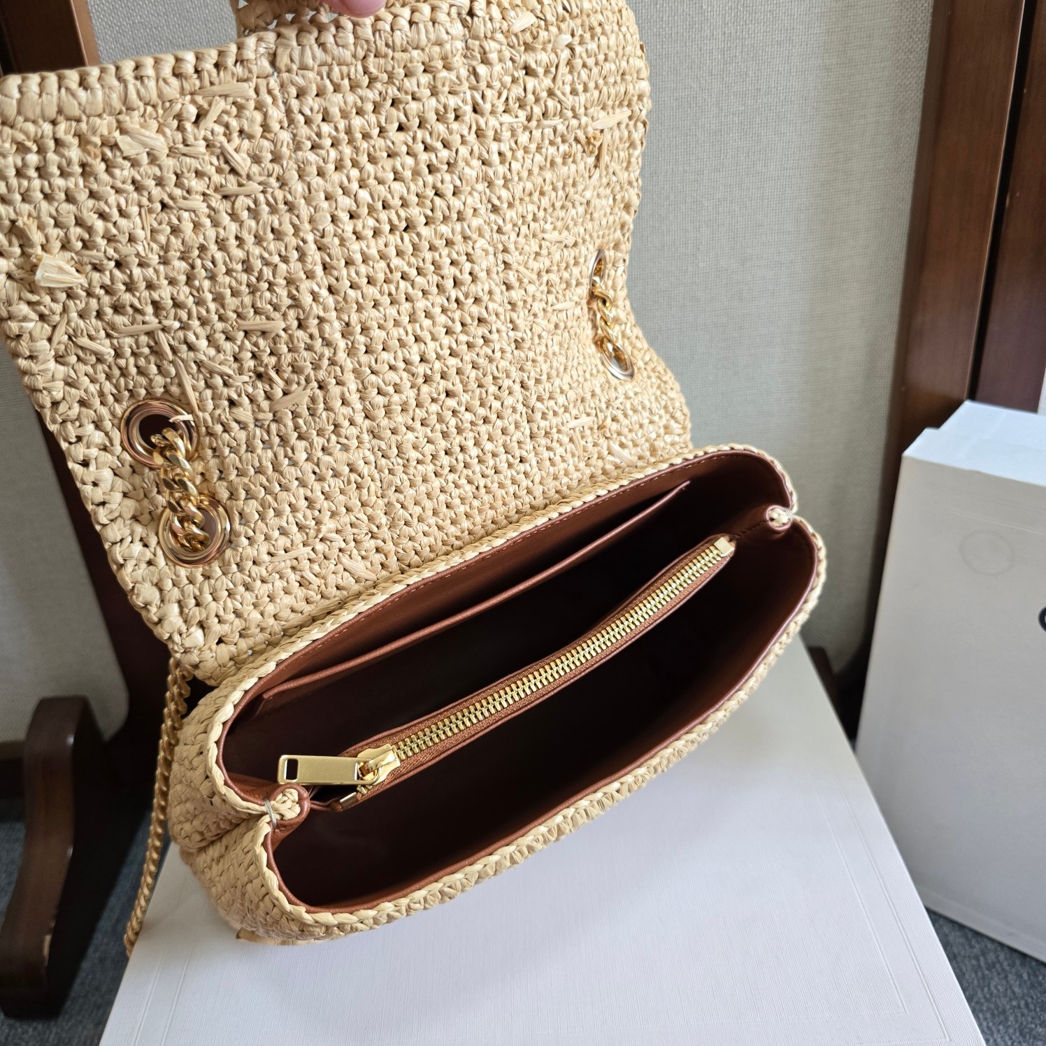 p1050。 CELIN_E 2025🆕｜VICTOIRE中号柔软编织凯旋门手袋
CELINE终于出了一款可单肩可斜挎的包包👏
Celine SU24最新款式-Victoire
Victorie有胜利的意思 亦有凯旋的含意✌
久违的链条凯旋门包包 众多明星同款～
采用了高级天然拉菲草
高级感的粒面和柔软的手感
链条一如以往采用了三角形切割舒适感100分 也是珠宝工艺的超级闪亮✨
天然拉菲草，羊皮革衬里，金色饰面，可斜挎和肩背，全钢TRIOMPHE按扣开合，2个主隔层，1个内侧扁平口袋，1个内侧中央拉链口袋，全钢金属滑链，最小长度25厘米和最大长度47厘米
尺寸：25 X 15 X 8厘米
编号：115853