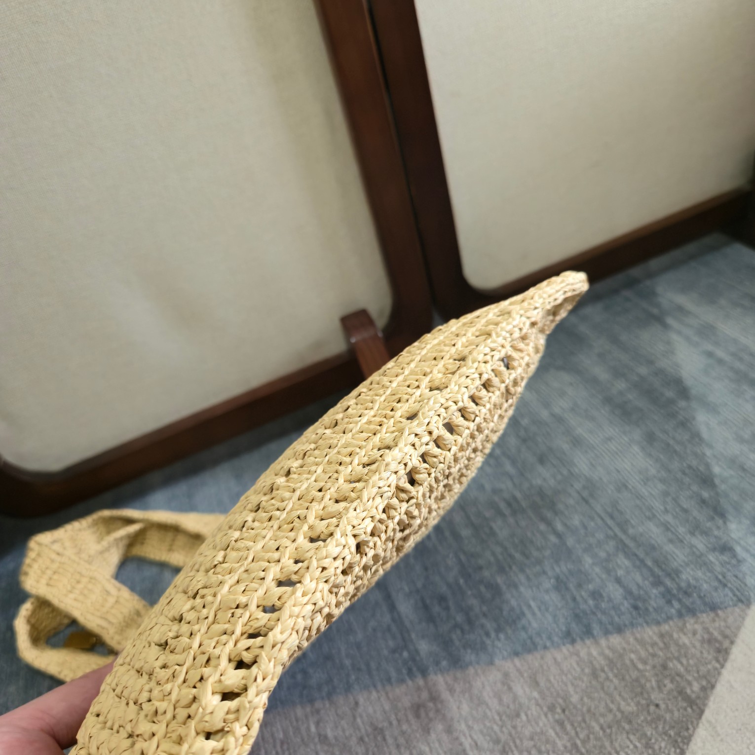 💰500 ～全网都在问！这个夏天让它陪着你[哇]！
chloe 25春夏的新款草编包SUMMER BANANA 真的好哇唔！！！多巴胺色系｜美得窒息的草编包。配送chloe logo 香蕉挂饰 （可当手链佩戴）
轻盈随性，夏日必备、轻盈的草编包，承载着夏日的自由与随性。无论是度假风还是日常穿搭，它都能轻松驾驭，成为你衣橱中的百搭单品。～商品尺寸由于纯手工制作，可能会出现些许误差，实际尺寸请以实物为准。
型号：6085 
尺寸：33*37*2cm(宽*高*深)